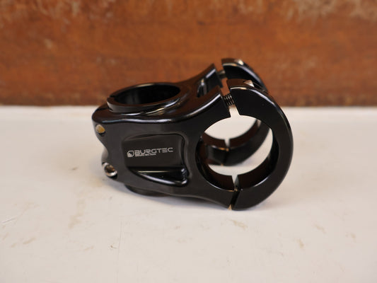 Vorbau von Burgtec, BURGTEC ENDURO MK3 VORBAU 31.8 MM 35 MM SCHWARZ vor USEDBIKES-OB.DE Hintergrund