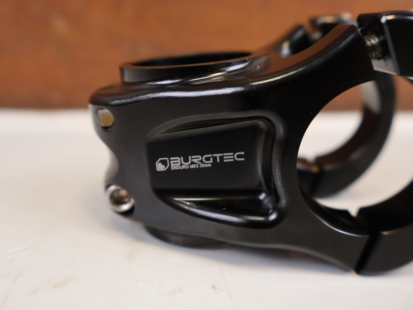 Vorbau von Burgtec, BURGTEC ENDURO MK3 VORBAU 31.8 MM 35 MM SCHWARZ vor USEDBIKES-OB.DE Hintergrund
