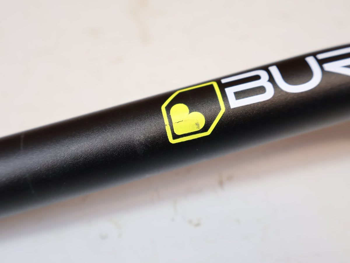 Lenker von Burgtec, Burgtec Ride Wide Alloy DH Lenker 35mm 30mm Rise 770mm vor USEDBIKES-OB.DE Hintergrund