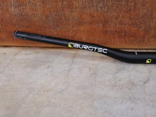 Lenker von Burgtec, BURGTEC RIDE WIDE ENDURO 35 RISER LENKER – 30 MM RISE – 780 MM vor USEDBIKES - OB.DE Hintergrund