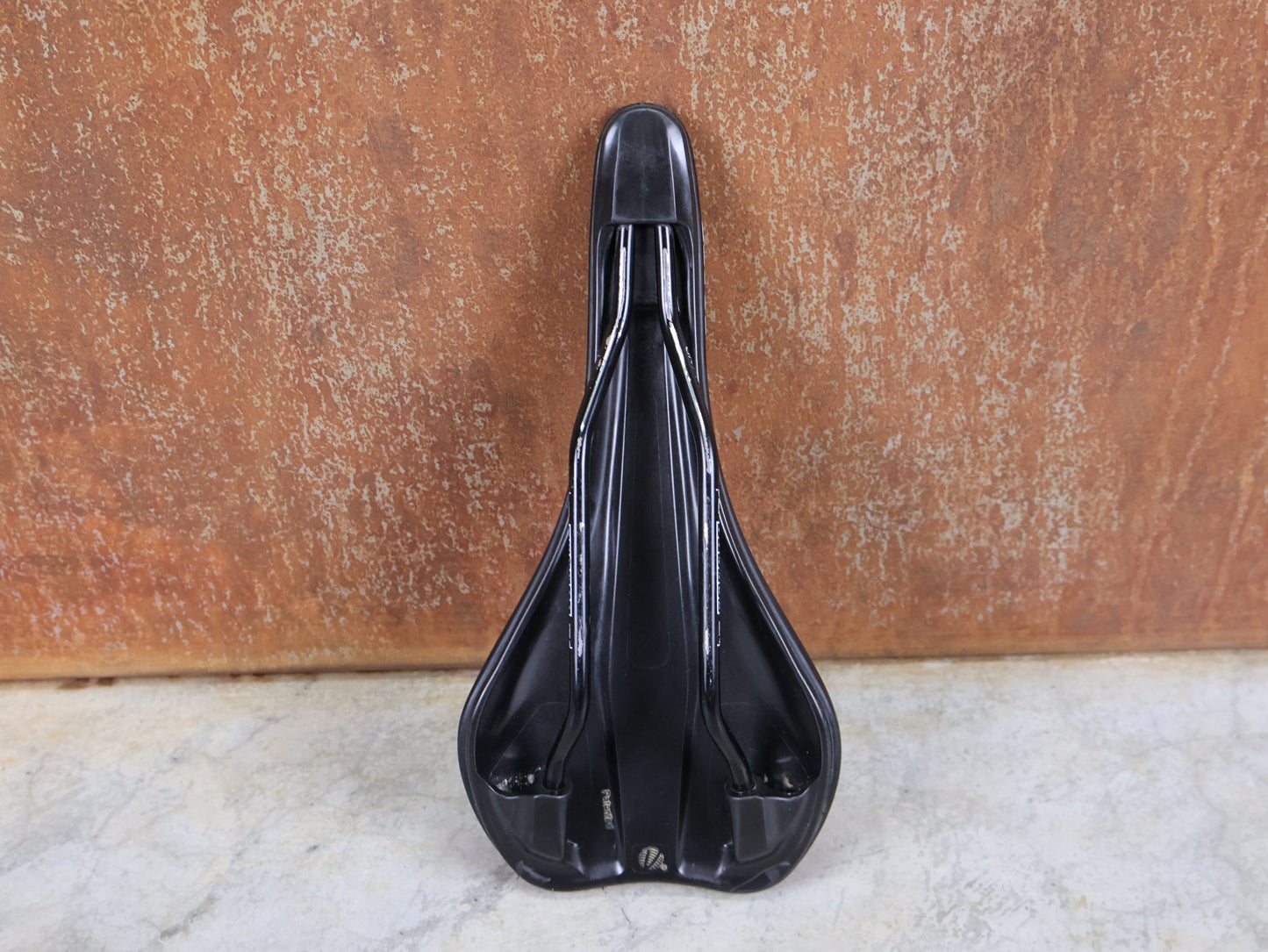 Sattel von Burgtec, BURGTEC THE CLOUD MK2 TI SATTEL – 132 MM – TITANSTREBEN – MTB / ENDURO vor USEDBIKES - OB.DE Hintergrund