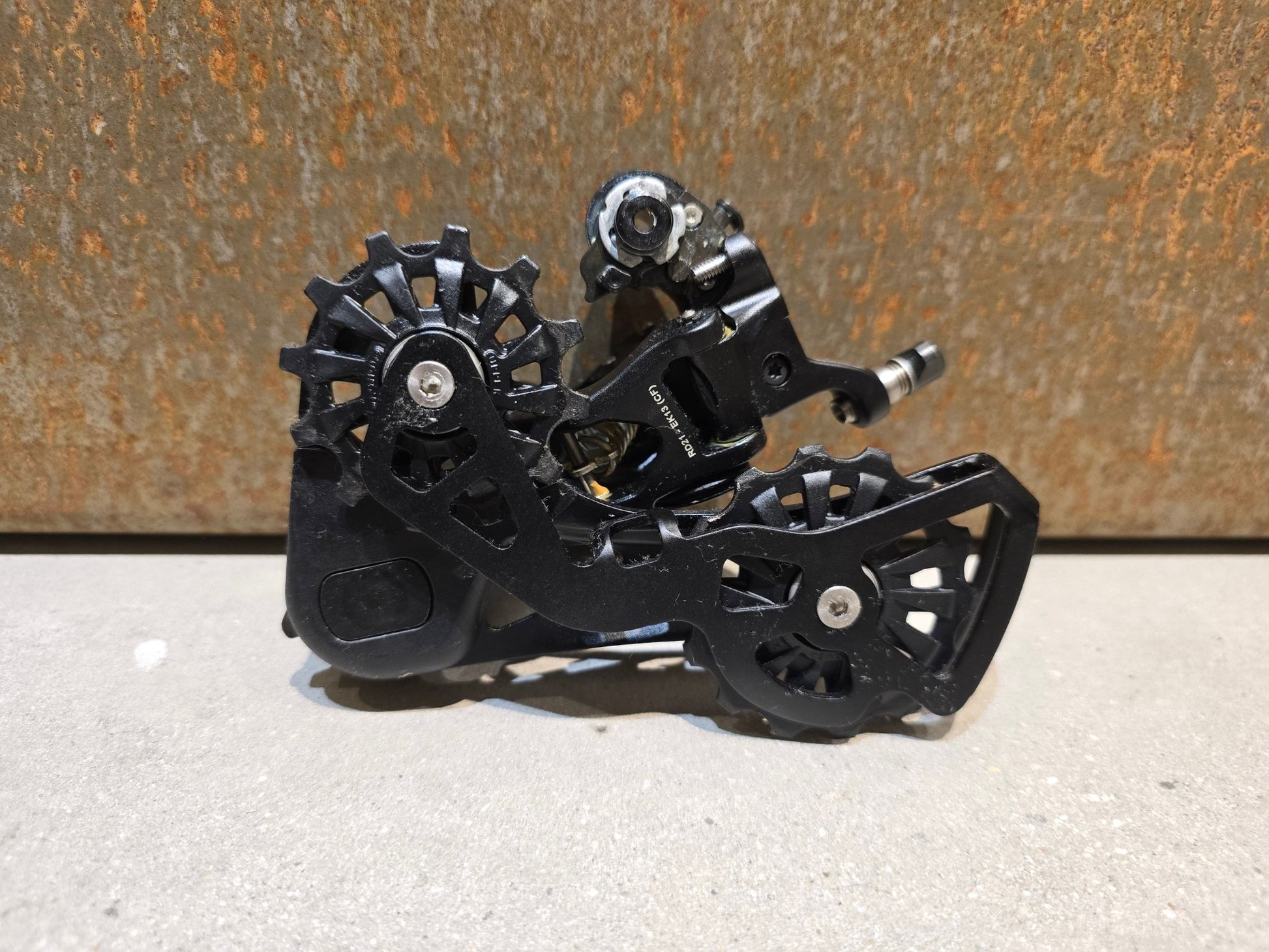 Schaltgruppen von Campagnolo, CAMPAGNOLO EKAR 13S SCHALTGRUPPE / RD / KASSETTE / SHIFTER / 1 x 13 FACH in variant_title vor USEDBIKES - OB.DE Hintergrund