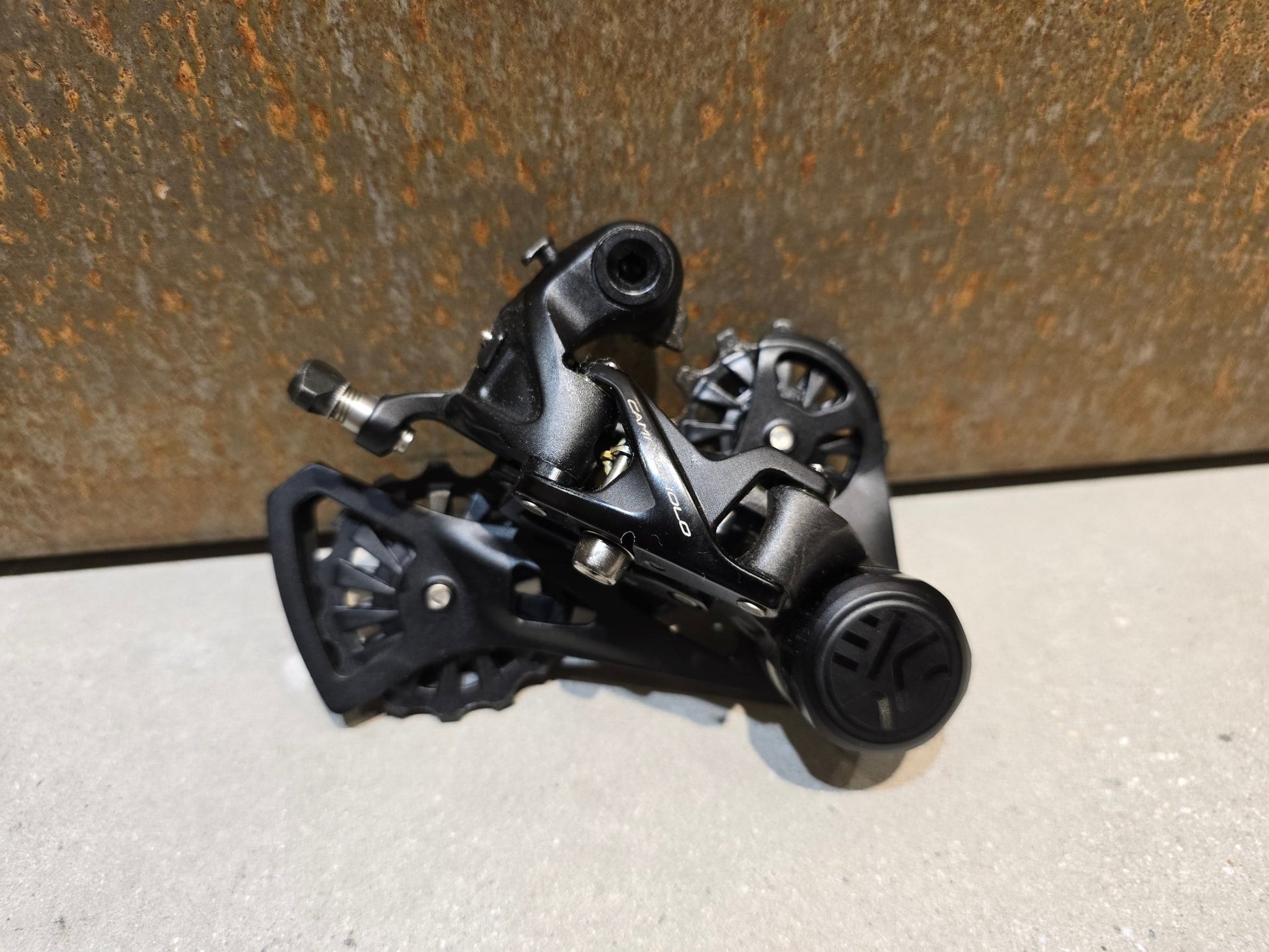 Schaltgruppen von Campagnolo, CAMPAGNOLO EKAR 13S SCHALTGRUPPE / RD / KASSETTE / SHIFTER / 1 x 13 FACH in variant_title vor USEDBIKES - OB.DE Hintergrund