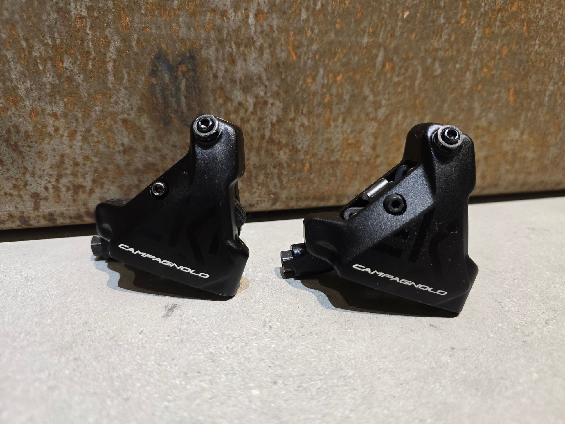 Schaltgruppen von Campagnolo, CAMPAGNOLO EKAR 13S SCHALTGRUPPE / RD / KASSETTE / SHIFTER / 1 x 13 FACH in variant_title vor USEDBIKES - OB.DE Hintergrund