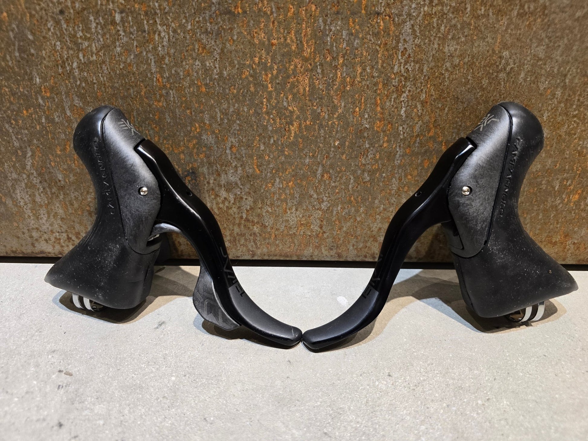 Schaltgruppen von Campagnolo, CAMPAGNOLO EKAR 13S SCHALTGRUPPE / RD / KASSETTE / SHIFTER / 1 x 13 FACH in variant_title vor USEDBIKES - OB.DE Hintergrund