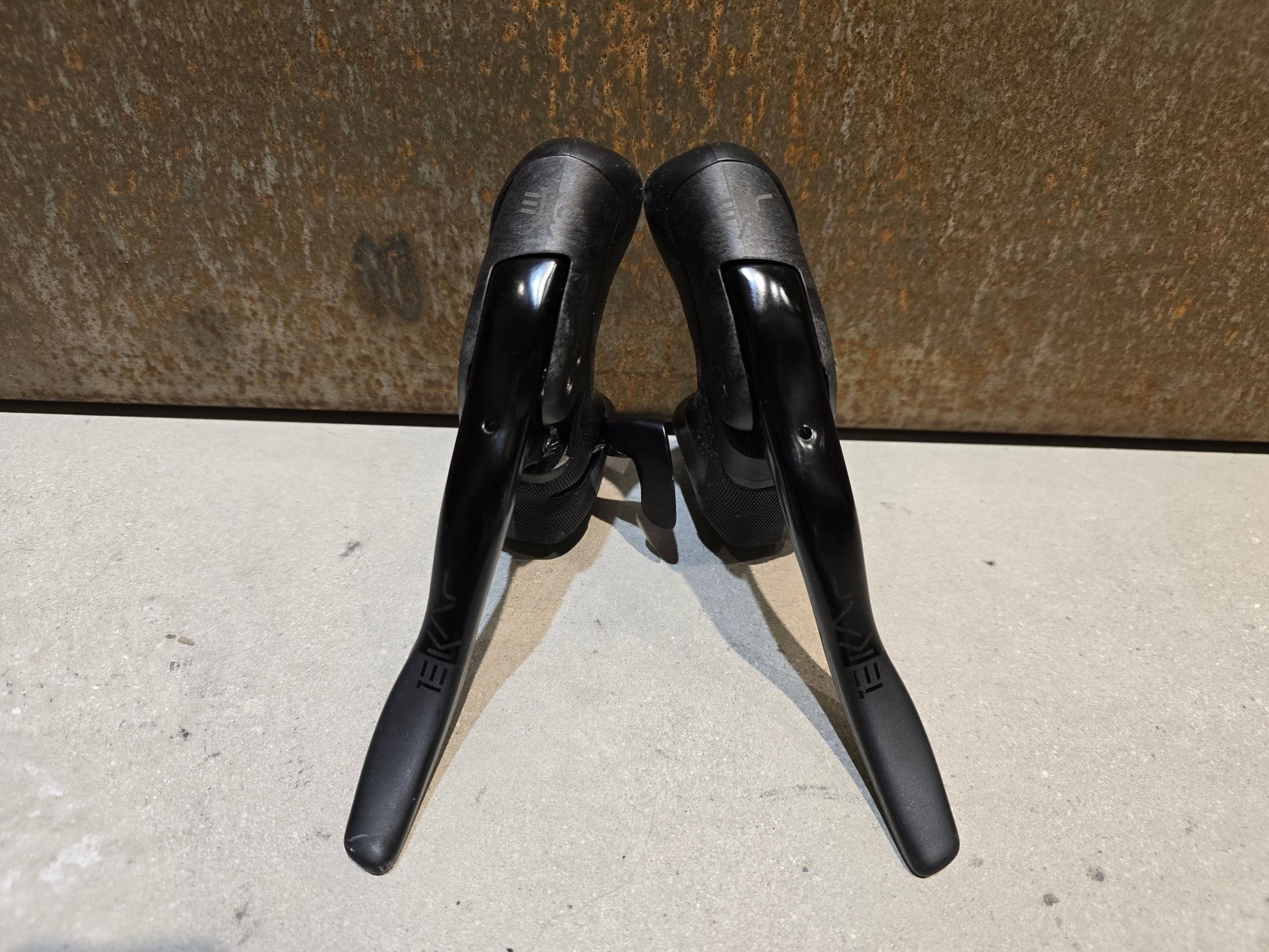 Schaltgruppen von Campagnolo, CAMPAGNOLO EKAR 13S SCHALTGRUPPE / RD / KASSETTE / SHIFTER / 1 x 13 FACH in variant_title vor USEDBIKES - OB.DE Hintergrund