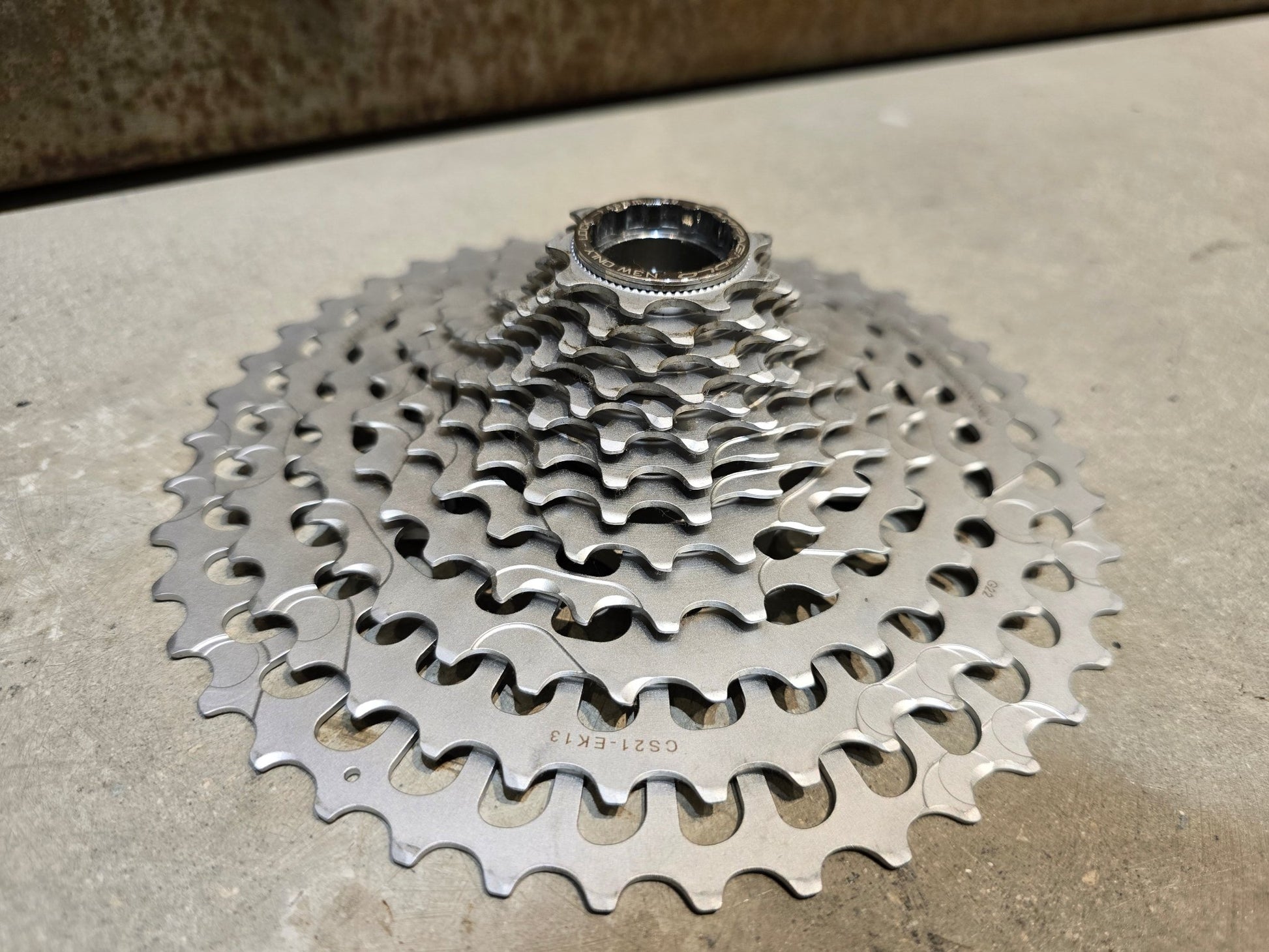 Schaltgruppen von Campagnolo, CAMPAGNOLO EKAR 13S SCHALTGRUPPE / RD / KASSETTE / SHIFTER / 1 x 13 FACH in variant_title vor USEDBIKES - OB.DE Hintergrund