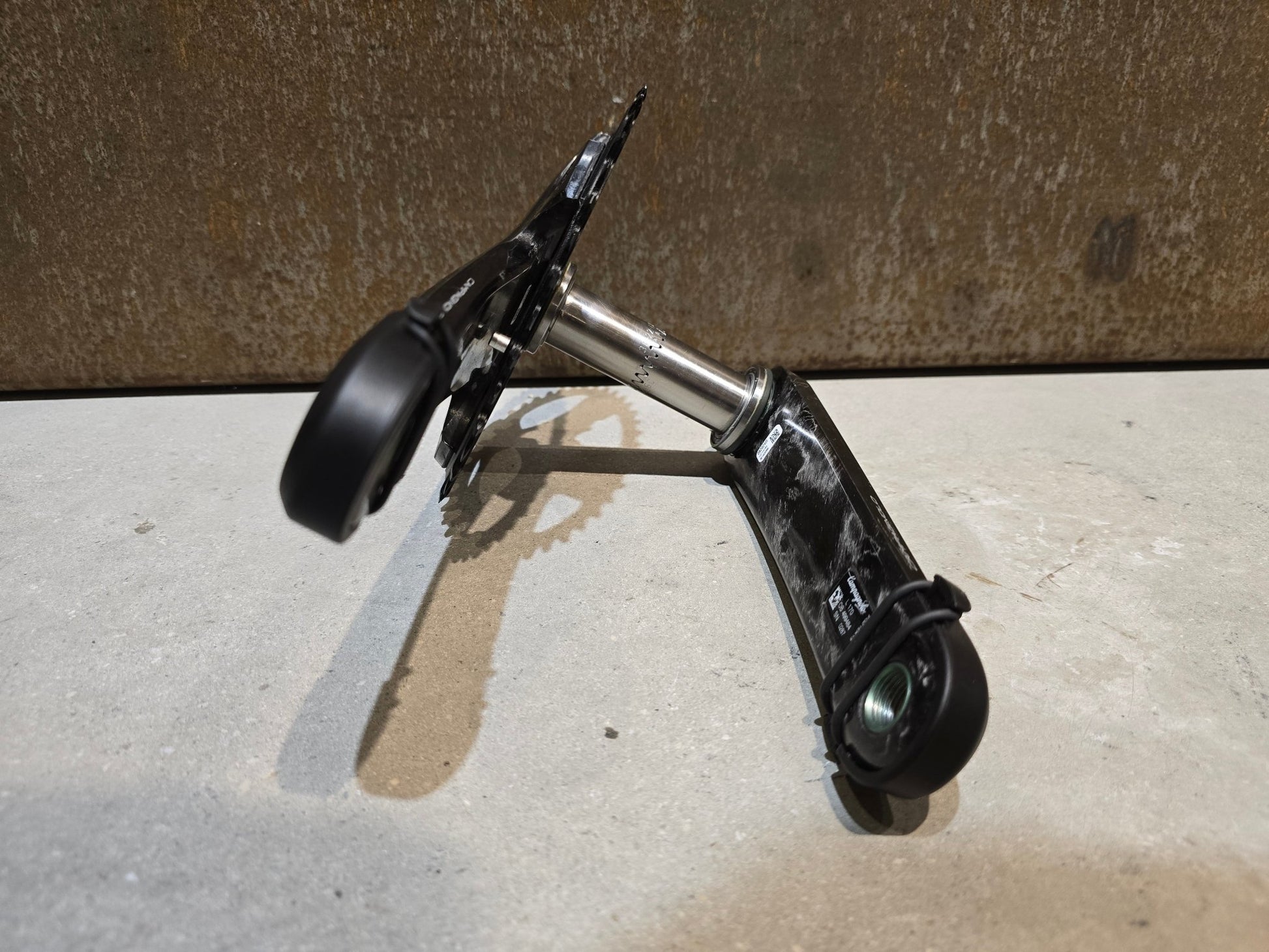 Kurbel von Campagnolo, CAMPAGNOLO EKAR KURBEL 13 FACH / 40 ZÄHNE / 170 - 175MM in variant_title vor USEDBIKES - OB.DE Hintergrund