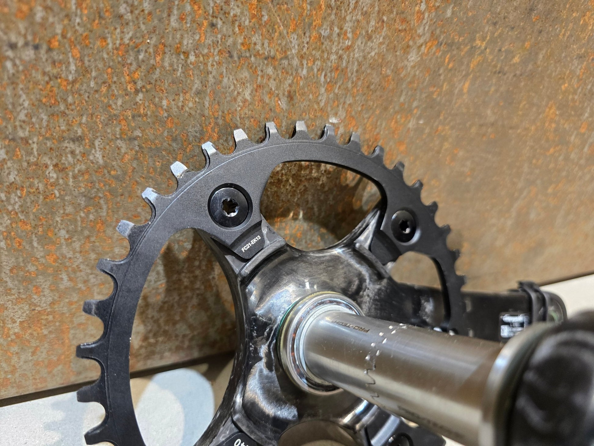 Kurbel von Campagnolo, CAMPAGNOLO EKAR KURBEL 13 FACH / 40 ZÄHNE / 170 - 175MM in variant_title vor USEDBIKES - OB.DE Hintergrund