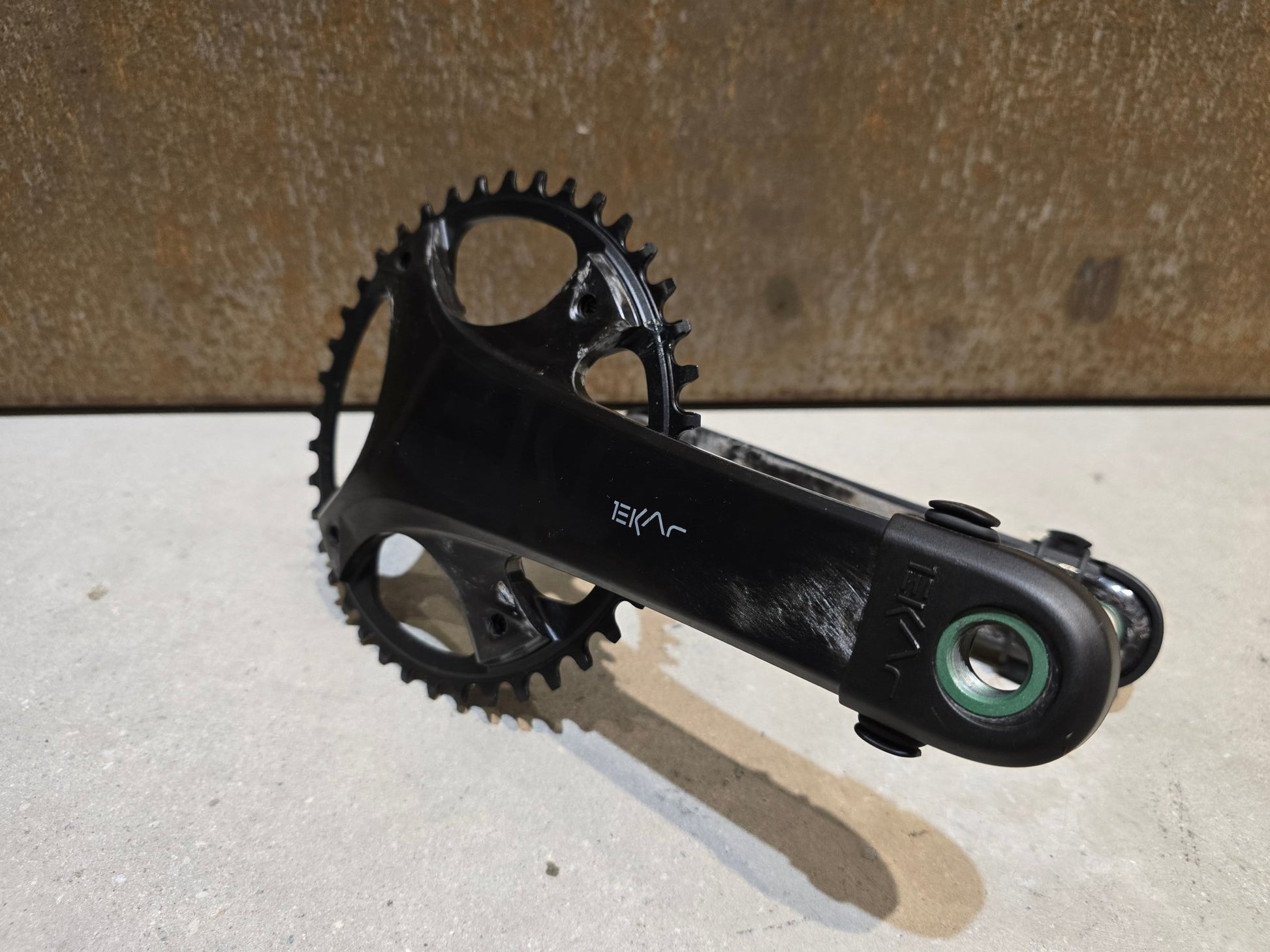 Kurbel von Campagnolo, CAMPAGNOLO EKAR KURBEL 13 FACH / 40 ZÄHNE / 170 - 175MM in variant_title vor USEDBIKES - OB.DE Hintergrund