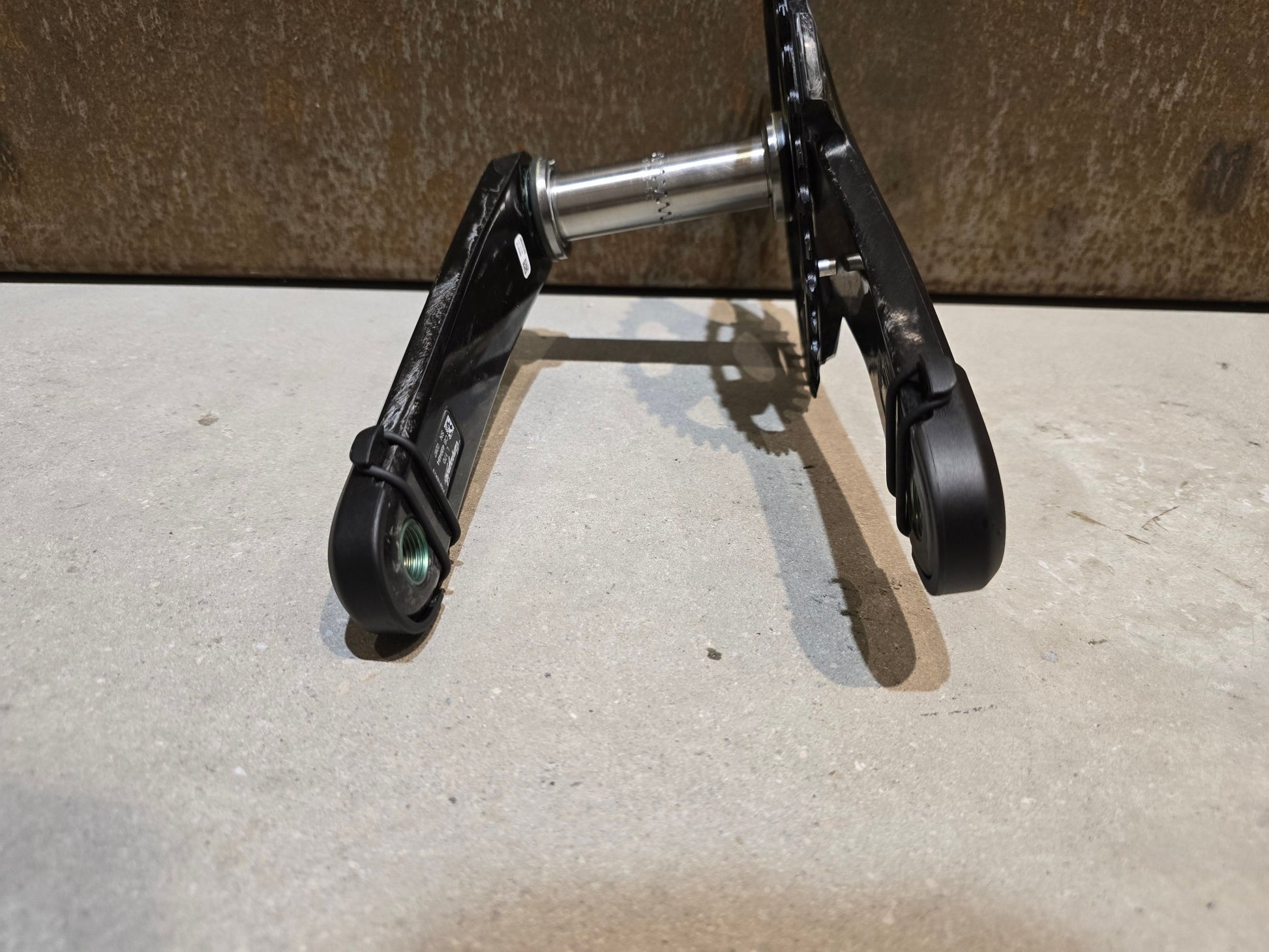 Kurbel von Campagnolo, CAMPAGNOLO EKAR KURBEL 13 FACH / 40 ZÄHNE / 170 - 175MM in variant_title vor USEDBIKES - OB.DE Hintergrund