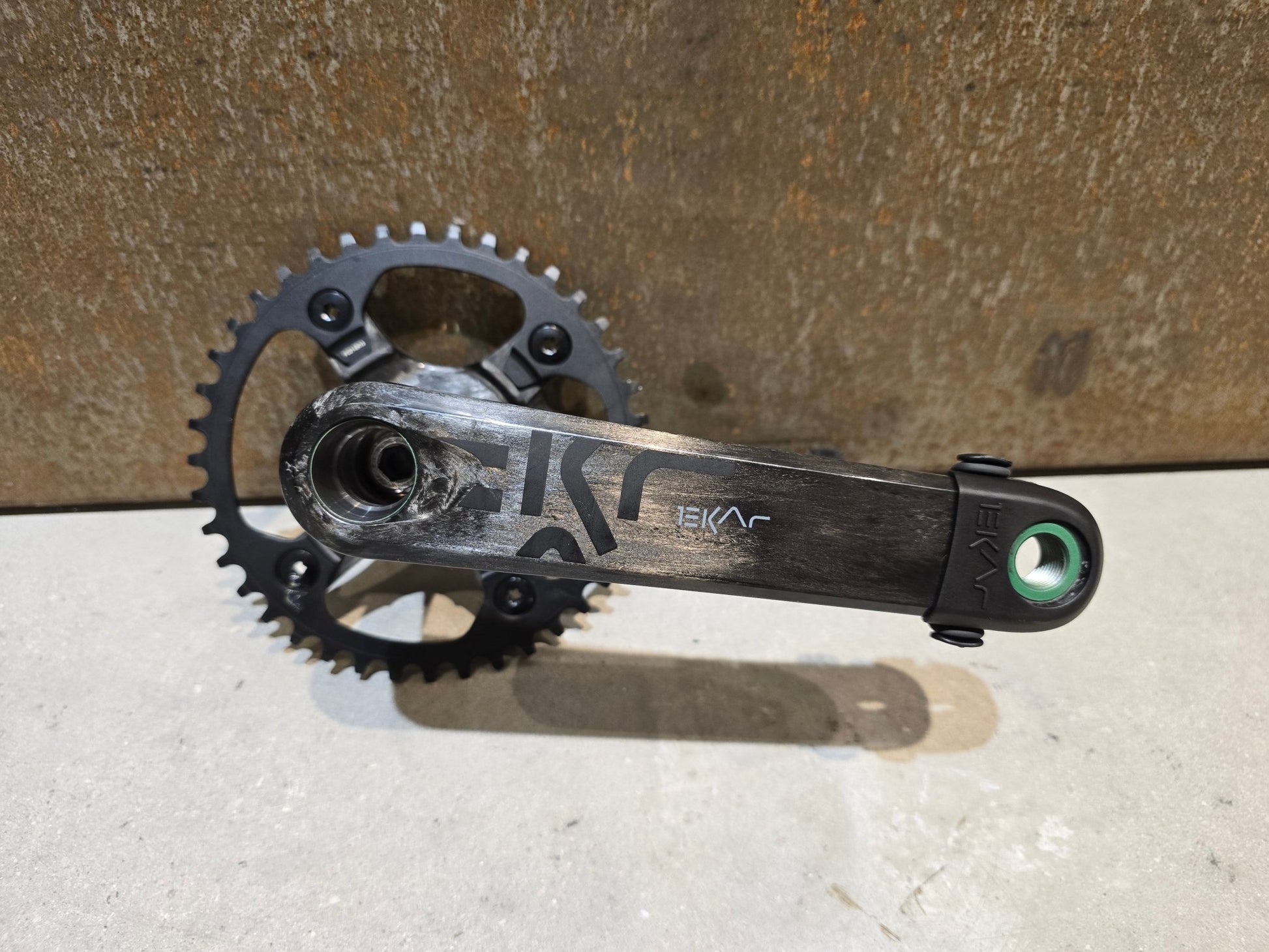 Kurbel von Campagnolo, CAMPAGNOLO EKAR KURBEL 13 FACH / 40 ZÄHNE / 170 - 175MM in variant_title vor USEDBIKES - OB.DE Hintergrund