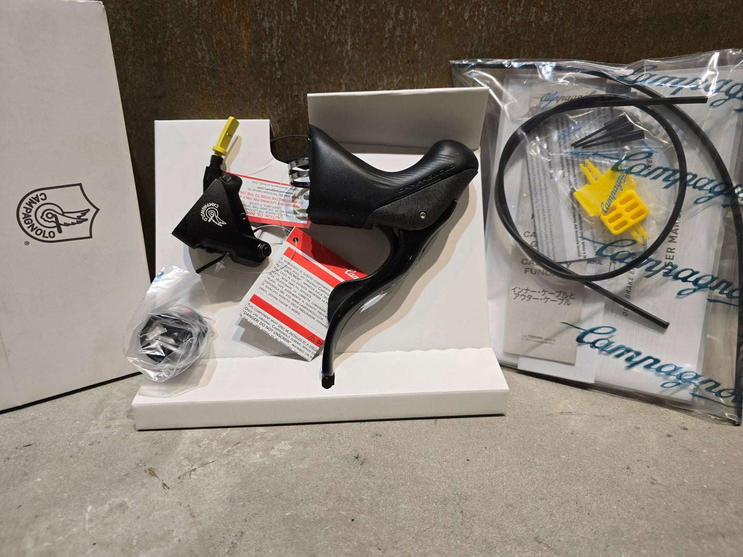 Brems - / Schalthebel von Campagnolo, CAMPAGNOLO SCHALT - / BREMSHEBEL DISC CHORUS 12S ERGOPOWER / RECHTS in variant_title vor USEDBIKES - OB.DE Hintergrund