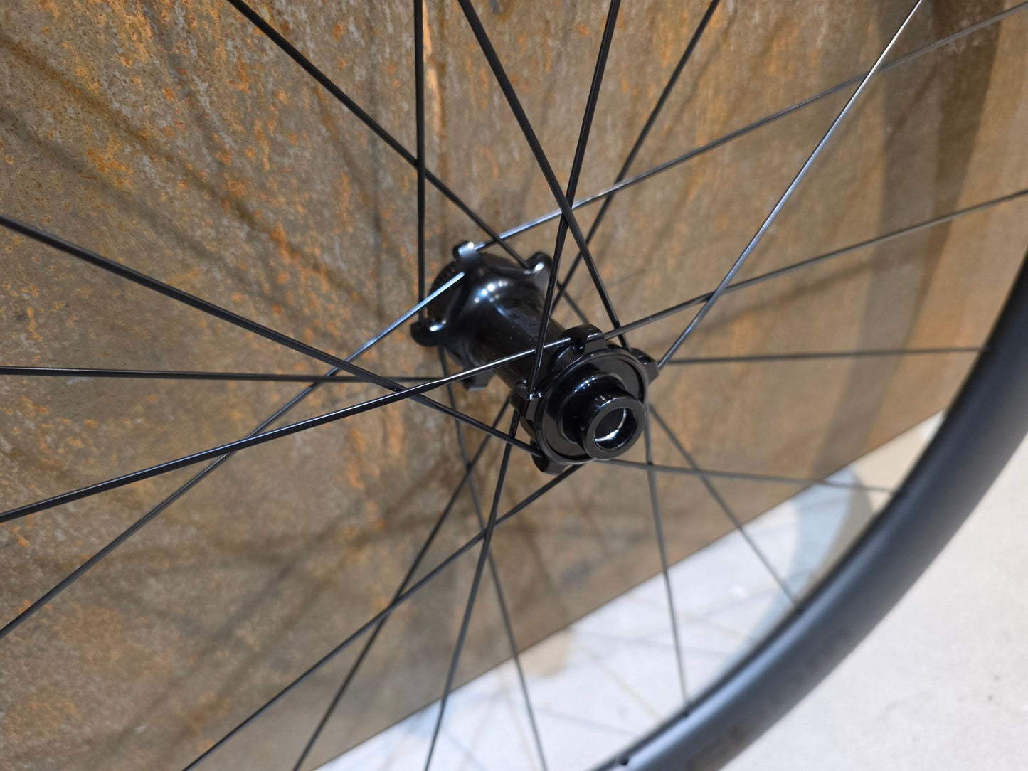 Laufrad/Laufradsatz von Cannondale, CANNONDALE HOLLOWGRAM R - S 50 LAUFRADSATZ DISC vor USEDBIKES - OB.DE Hintergrund