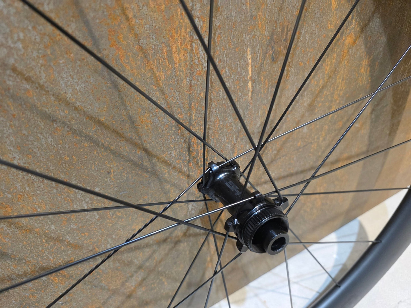 Laufrad/Laufradsatz von Cannondale, CANNONDALE HOLLOWGRAM R - S 50 LAUFRADSATZ DISC vor USEDBIKES - OB.DE Hintergrund