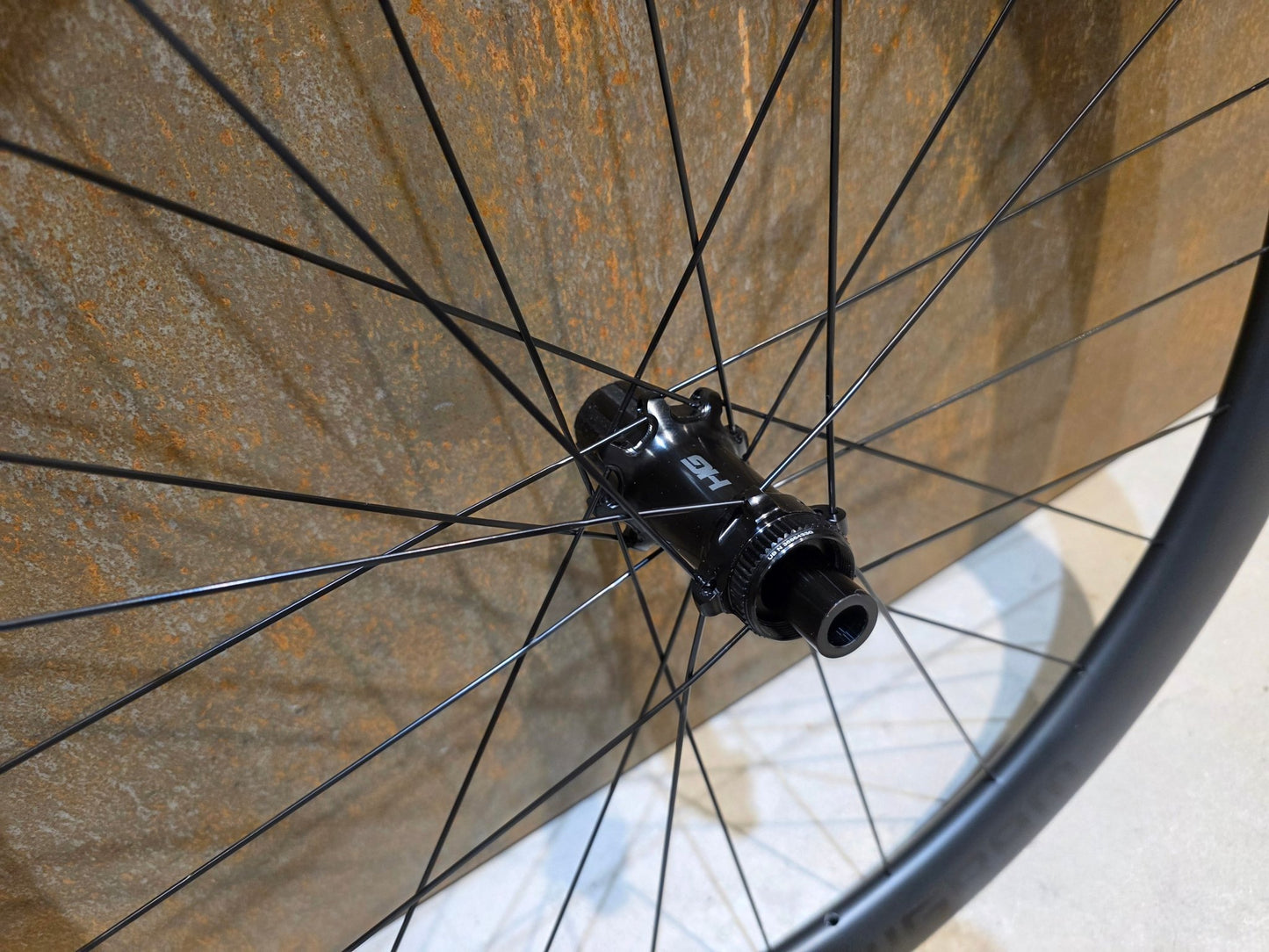 Laufrad/Laufradsatz von Cannondale, CANNONDALE HOLLOWGRAM R - S 50 LAUFRADSATZ DISC vor USEDBIKES - OB.DE Hintergrund