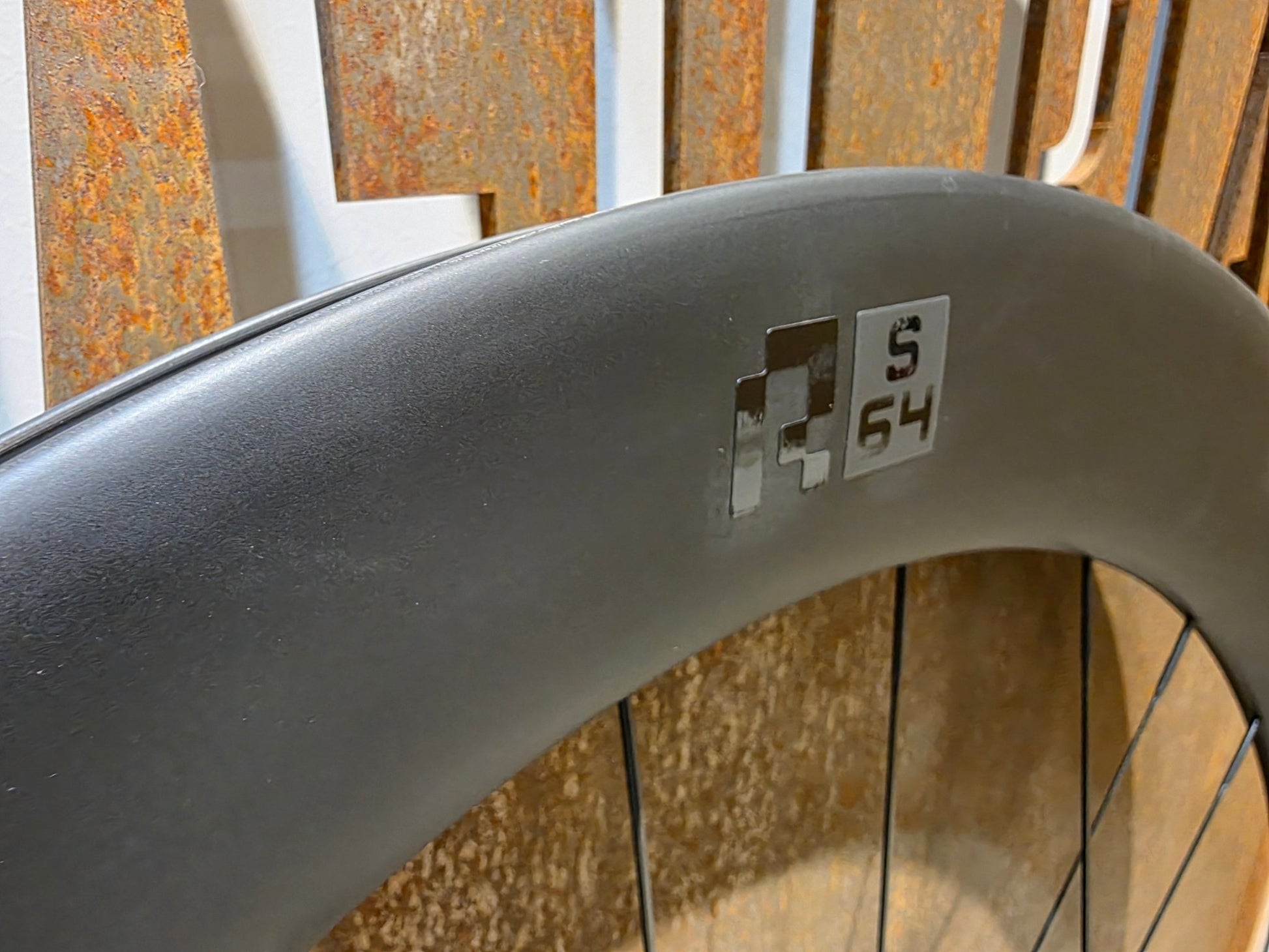 Laufrad/Laufradsatz von Cannondale, CANNONDALE HOLLOWGRAM R - S 64 LAUFRADSATZ DISC vor USEDBIKES - OB.DE Hintergrund