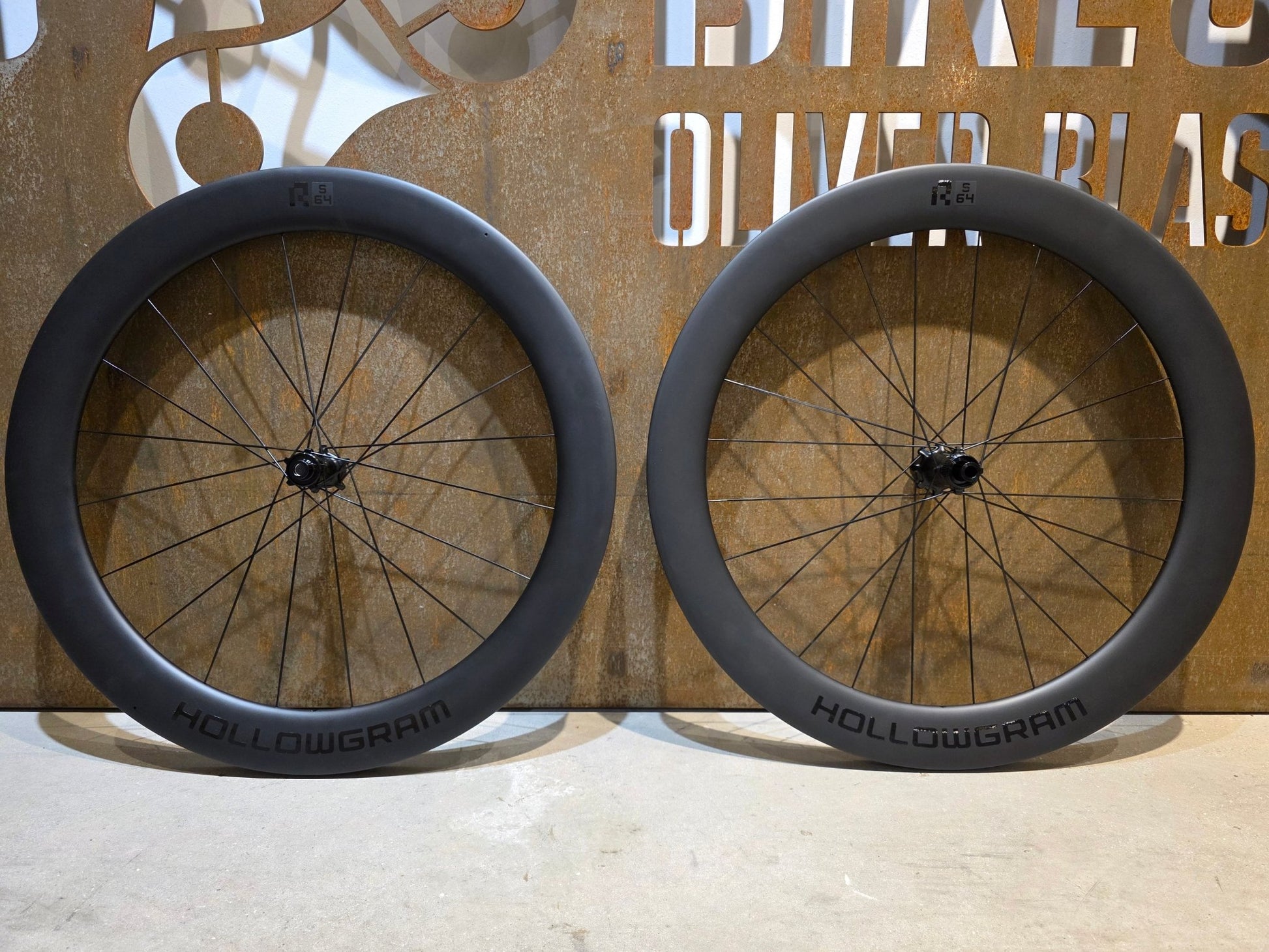 Laufrad/Laufradsatz von Cannondale, CANNONDALE HOLLOWGRAM R - S 64 LAUFRADSATZ DISC vor USEDBIKES - OB.DE Hintergrund