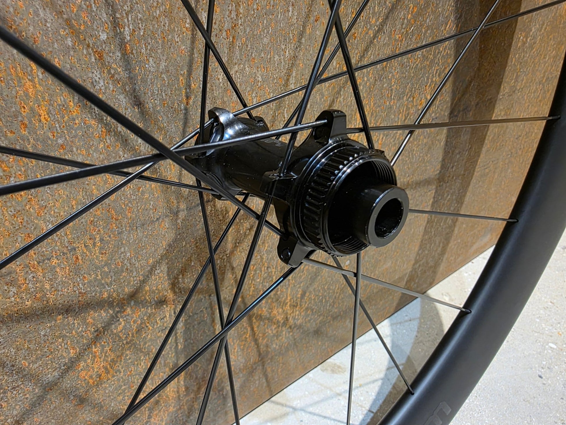 Laufrad/Laufradsatz von Cannondale, CANNONDALE HOLLOWGRAM R - S 64 LAUFRADSATZ DISC vor USEDBIKES - OB.DE Hintergrund