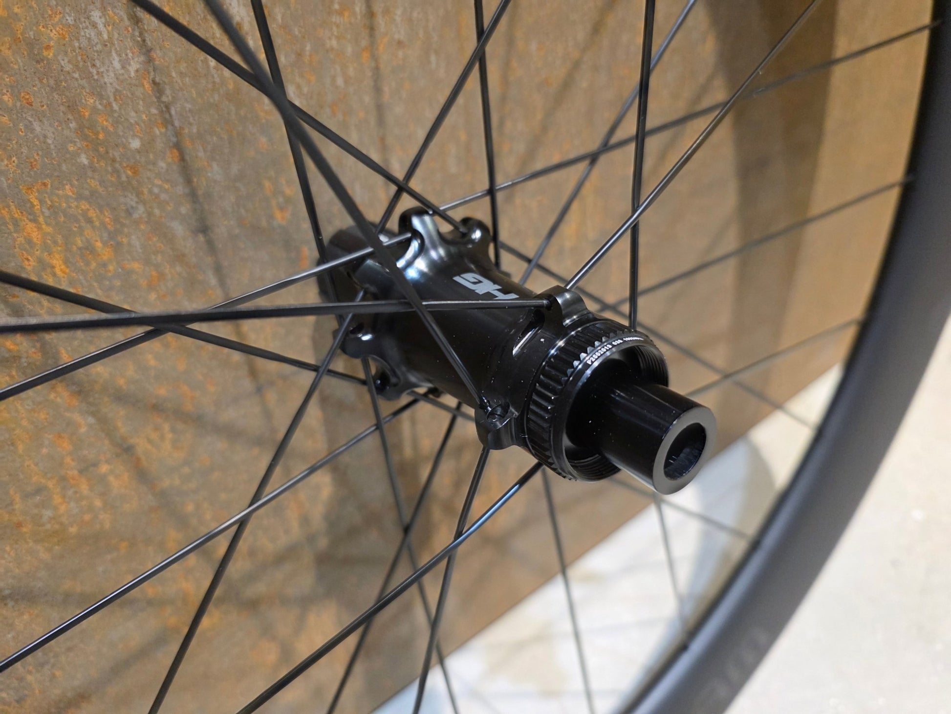 Laufrad/Laufradsatz von Cannondale, CANNONDALE HOLLOWGRAM R - S 64 LAUFRADSATZ DISC vor USEDBIKES - OB.DE Hintergrund