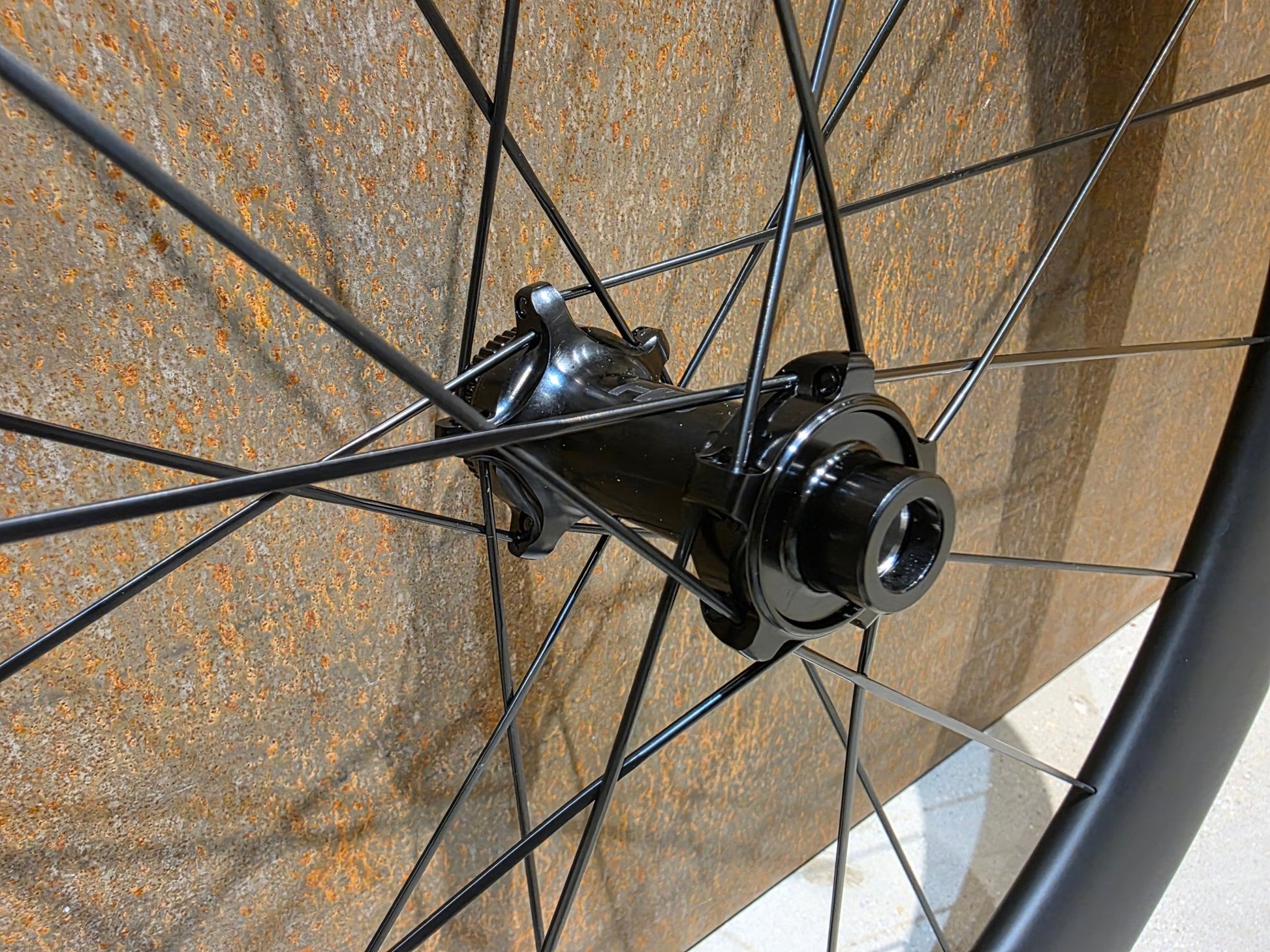 Laufrad/Laufradsatz von Cannondale, CANNONDALE HOLLOWGRAM R - S 64 LAUFRADSATZ DISC vor USEDBIKES - OB.DE Hintergrund