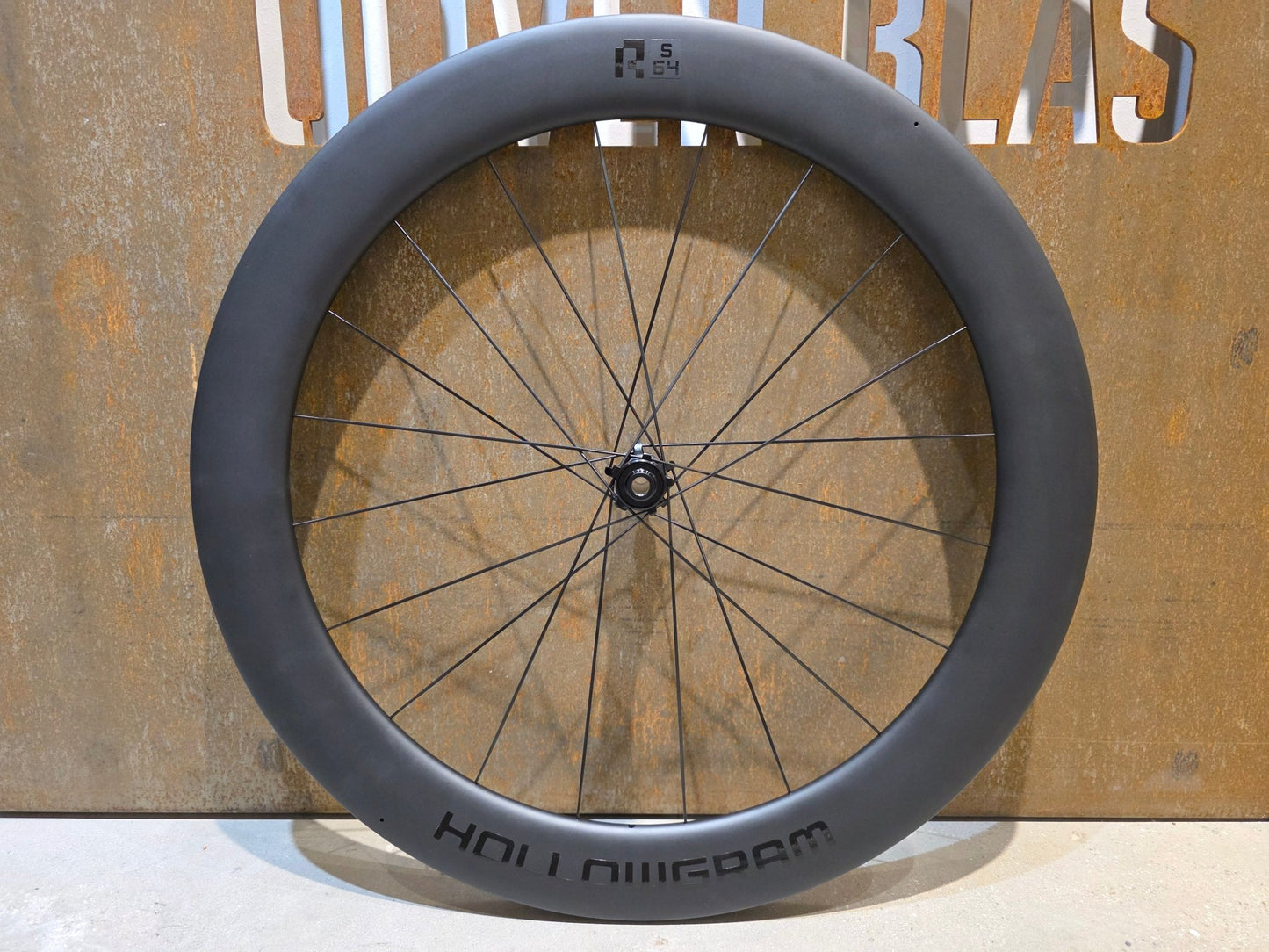 Laufrad/Laufradsatz von Cannondale, CANNONDALE HOLLOWGRAM R - S 64 LAUFRADSATZ DISC vor USEDBIKES - OB.DE Hintergrund