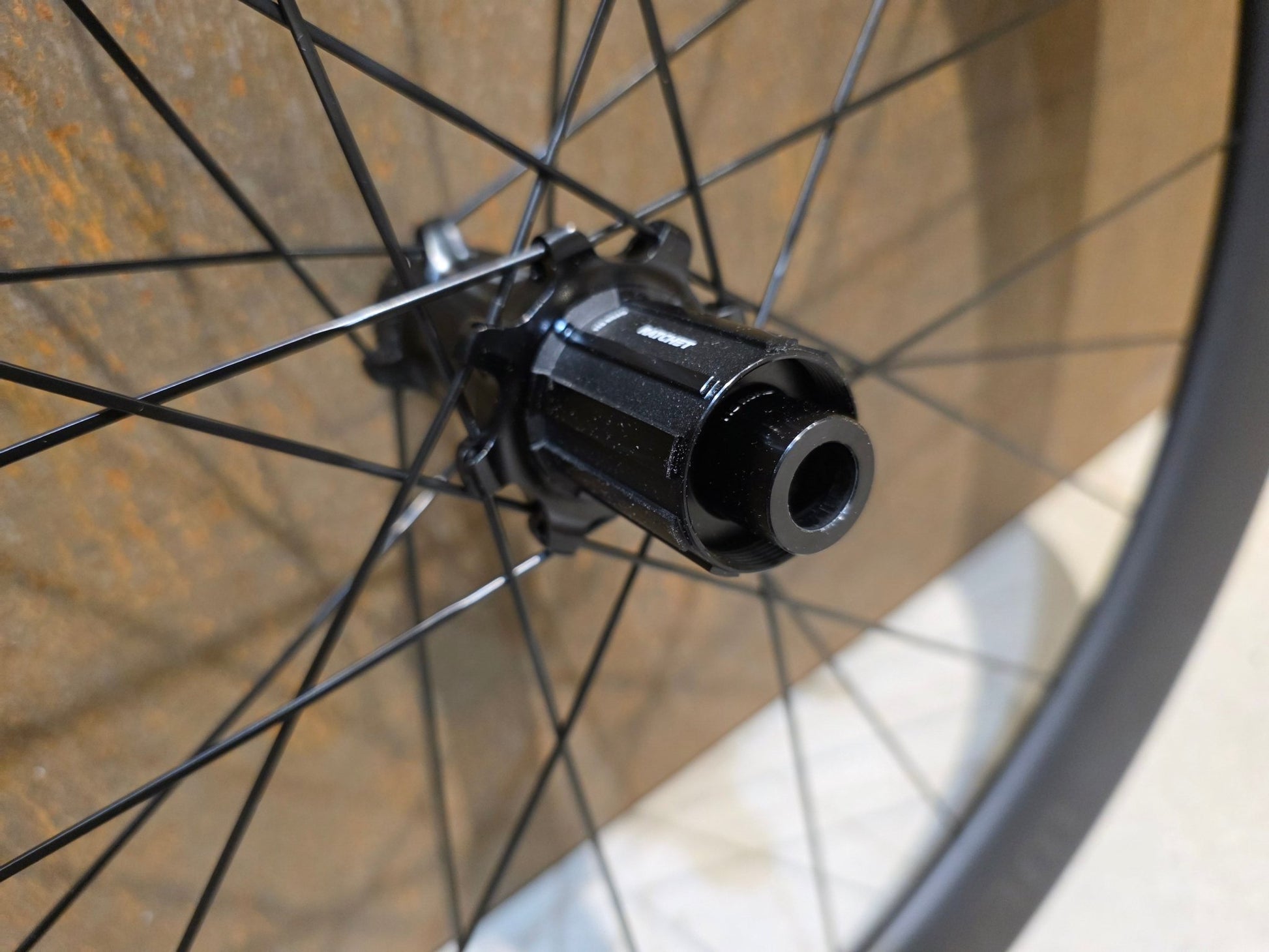 Laufrad/Laufradsatz von Cannondale, CANNONDALE HOLLOWGRAM R - S 64 LAUFRADSATZ DISC vor USEDBIKES - OB.DE Hintergrund