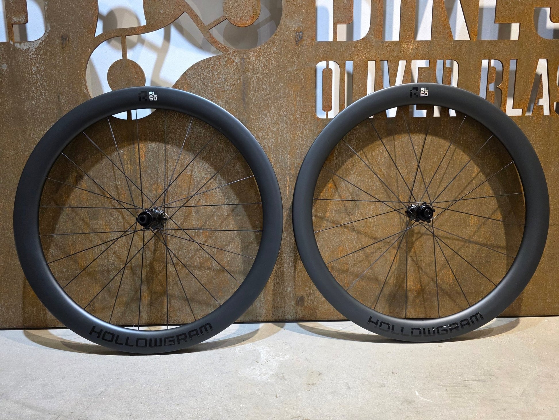 Laufrad/Laufradsatz von Cannondale, CANNONDALE HOLLOWGRAM R - SL 50 LAUFRADSATZ DISC vor USEDBIKES - OB.DE Hintergrund