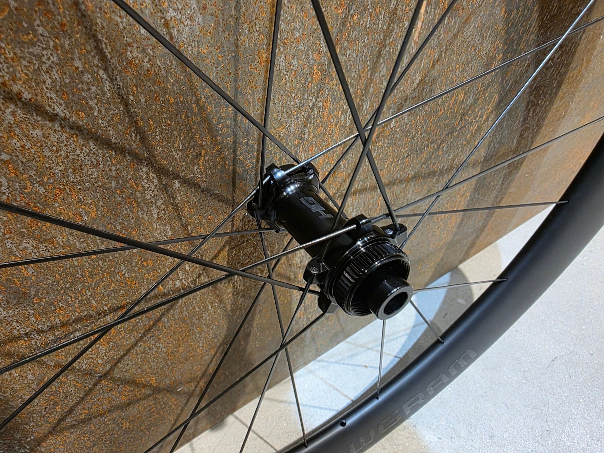 Laufrad/Laufradsatz von Cannondale, CANNONDALE HOLLOWGRAM R - SL 64 LAUFRADSATZ DISC vor USEDBIKES - OB.DE Hintergrund