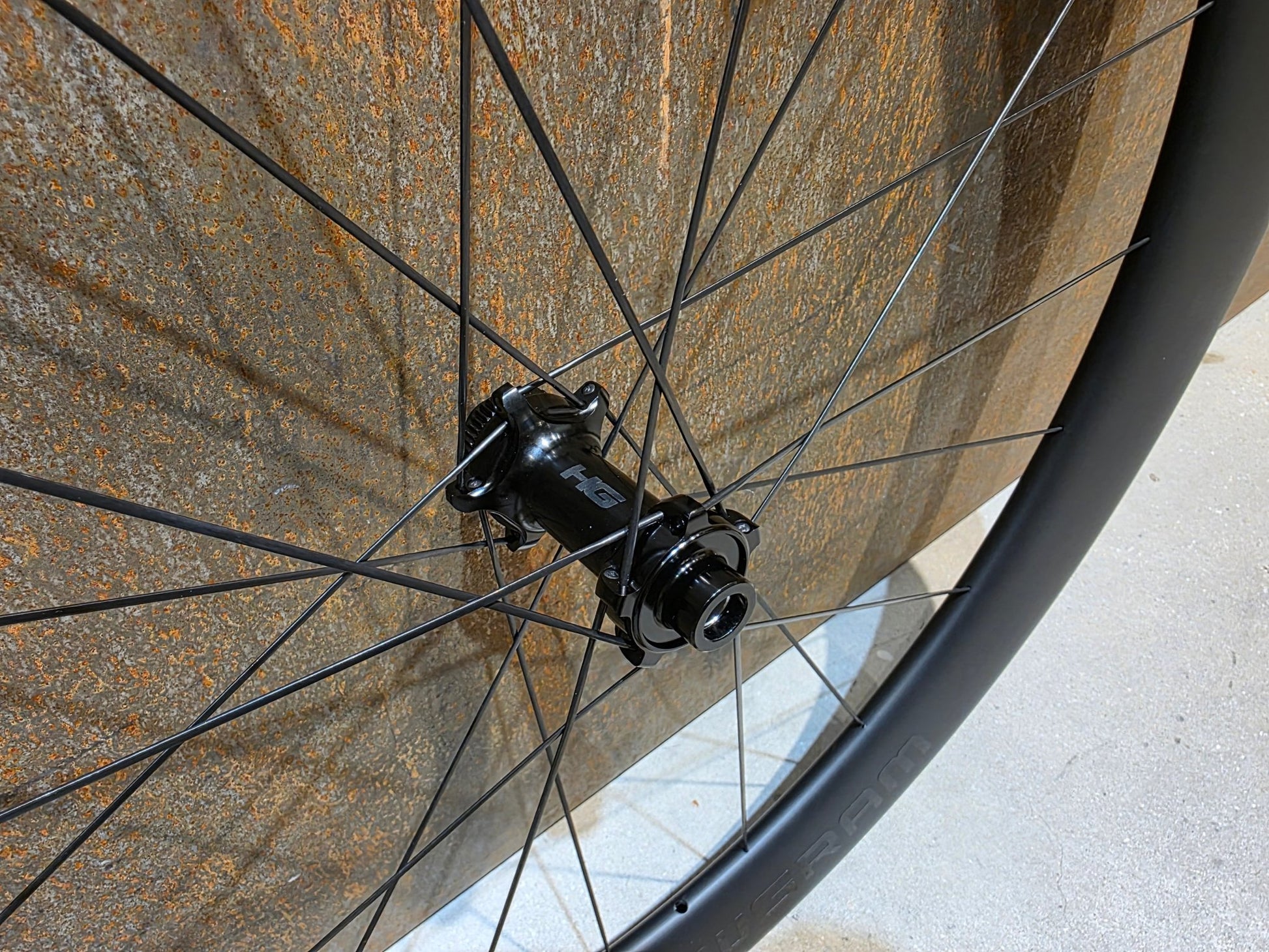 Laufrad/Laufradsatz von Cannondale, CANNONDALE HOLLOWGRAM R - SL 64 LAUFRADSATZ DISC vor USEDBIKES - OB.DE Hintergrund