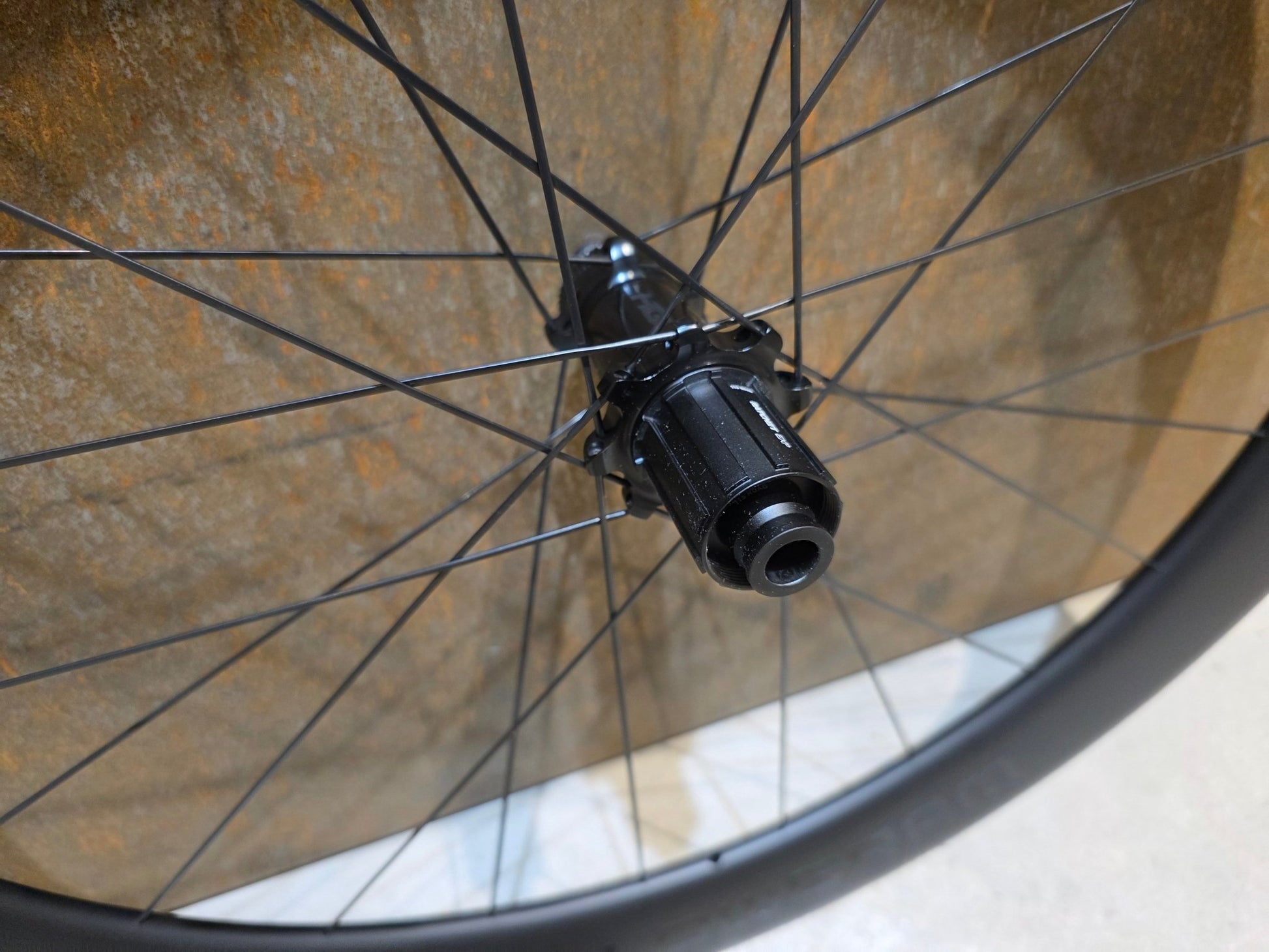 Laufrad/Laufradsatz von Cannondale, CANNONDALE HOLLOWGRAM R - SL 64 LAUFRADSATZ DISC vor USEDBIKES - OB.DE Hintergrund