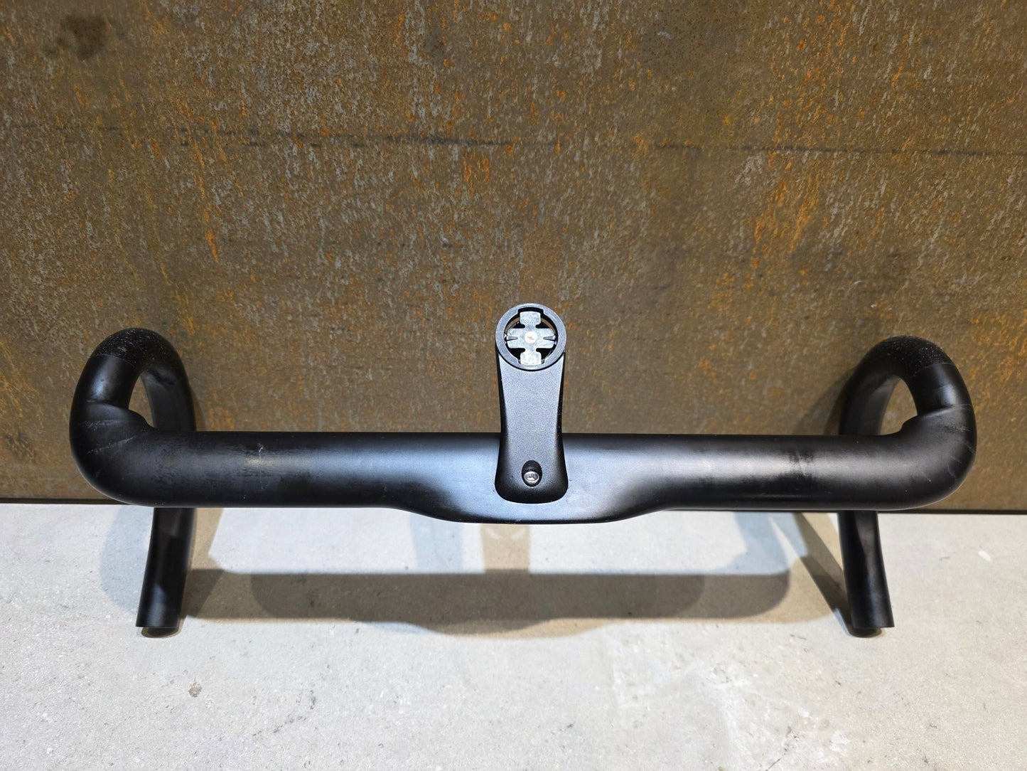 Lenker von Cannondale, CANNONDALE HOLLOWGRAM SAVE SYSTEMBAR CARBON LENKER / 420MM in variant_title vor USEDBIKES - OB.DE Hintergrund
