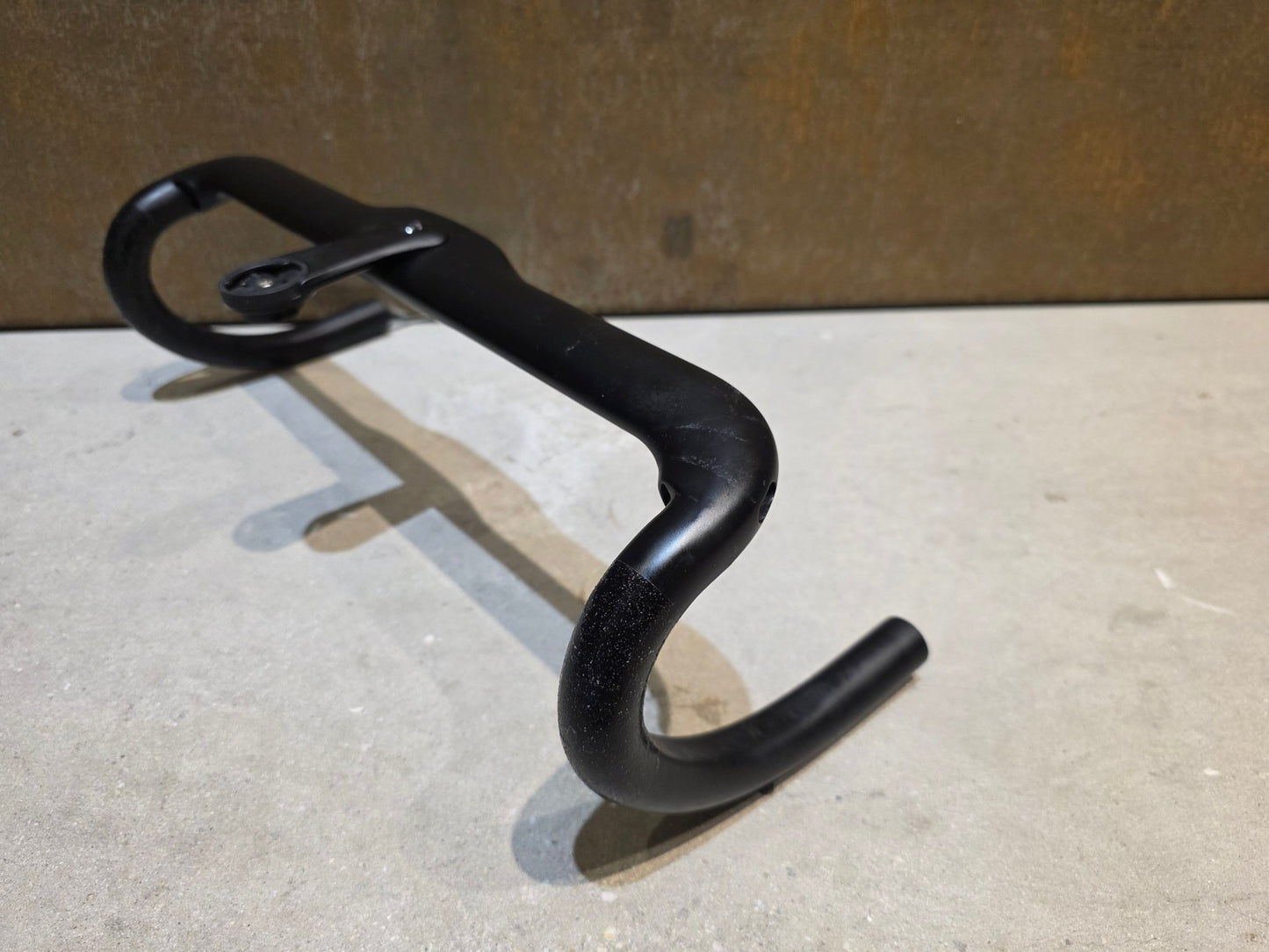 Lenker von Cannondale, CANNONDALE HOLLOWGRAM SAVE SYSTEMBAR CARBON LENKER / 420MM in variant_title vor USEDBIKES - OB.DE Hintergrund