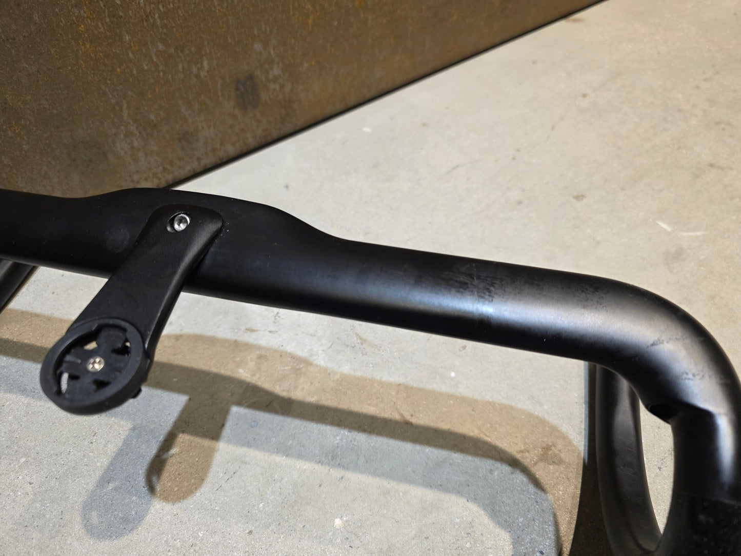 Lenker von Cannondale, CANNONDALE HOLLOWGRAM SAVE SYSTEMBAR CARBON LENKER / 420MM in variant_title vor USEDBIKES - OB.DE Hintergrund