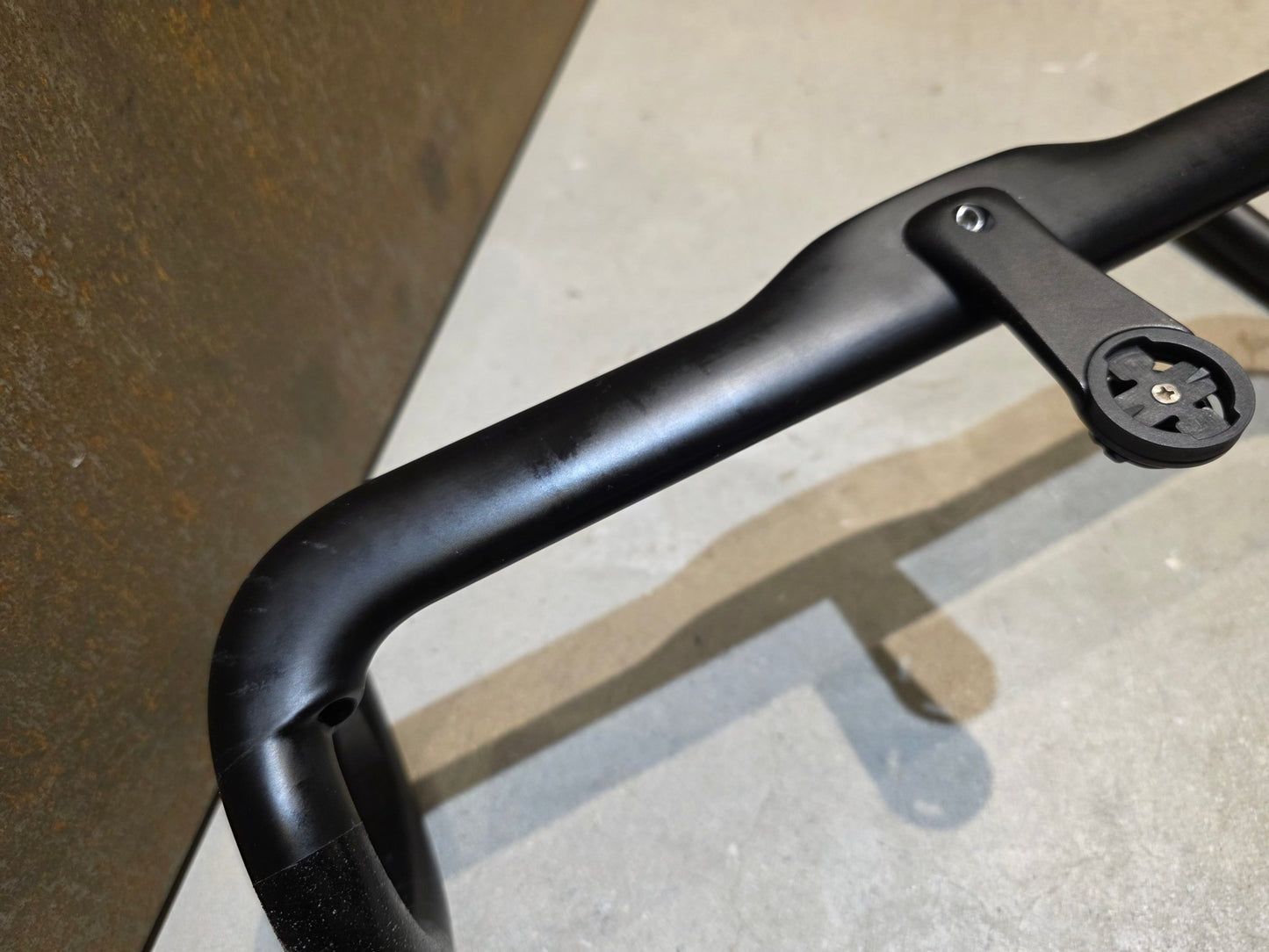 Lenker von Cannondale, CANNONDALE HOLLOWGRAM SAVE SYSTEMBAR CARBON LENKER / 420MM in variant_title vor USEDBIKES - OB.DE Hintergrund