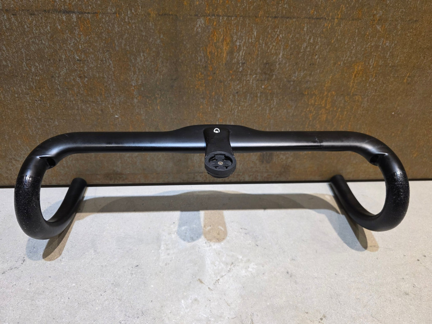 Lenker von Cannondale, CANNONDALE HOLLOWGRAM SAVE SYSTEMBAR CARBON LENKER / 420MM in variant_title vor USEDBIKES - OB.DE Hintergrund