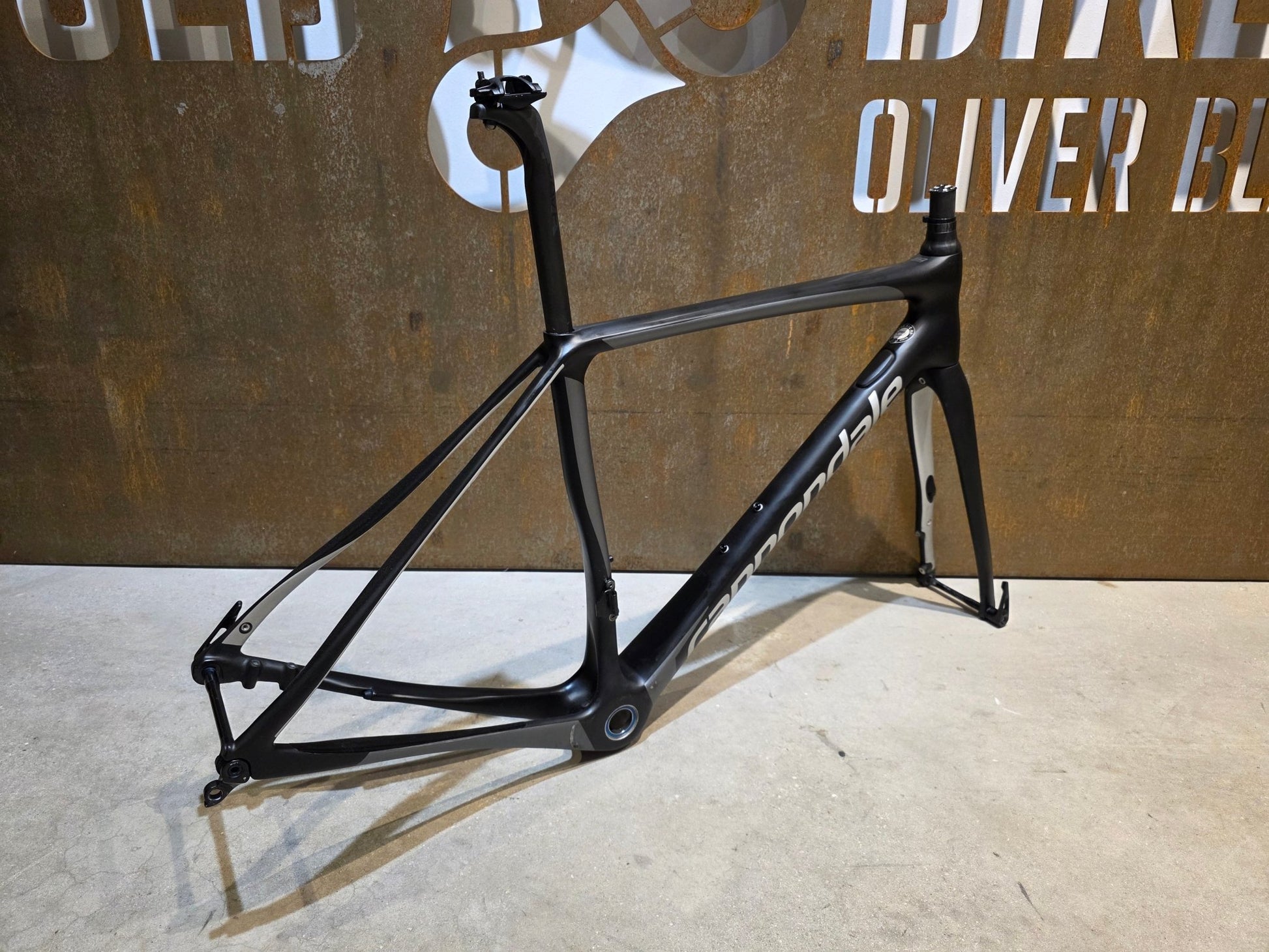 Rennradrahmen von Cannondale, CANNONDALE SYNAPSE CARBON / RAHMENSET / DISC / 51CM vor USEDBIKES - OB.DE Hintergrund