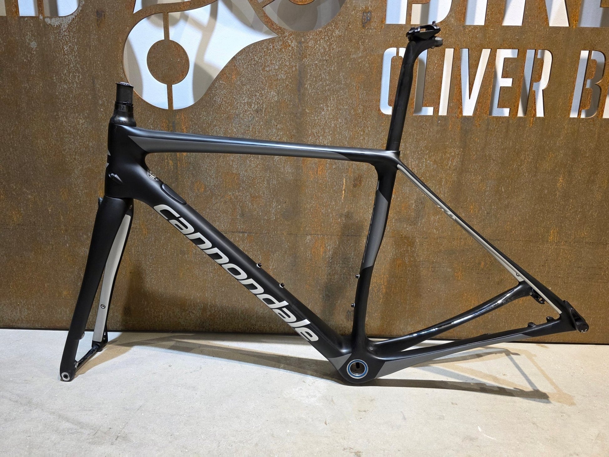 Rennradrahmen von Cannondale, CANNONDALE SYNAPSE CARBON / RAHMENSET / DISC / 51CM vor USEDBIKES - OB.DE Hintergrund