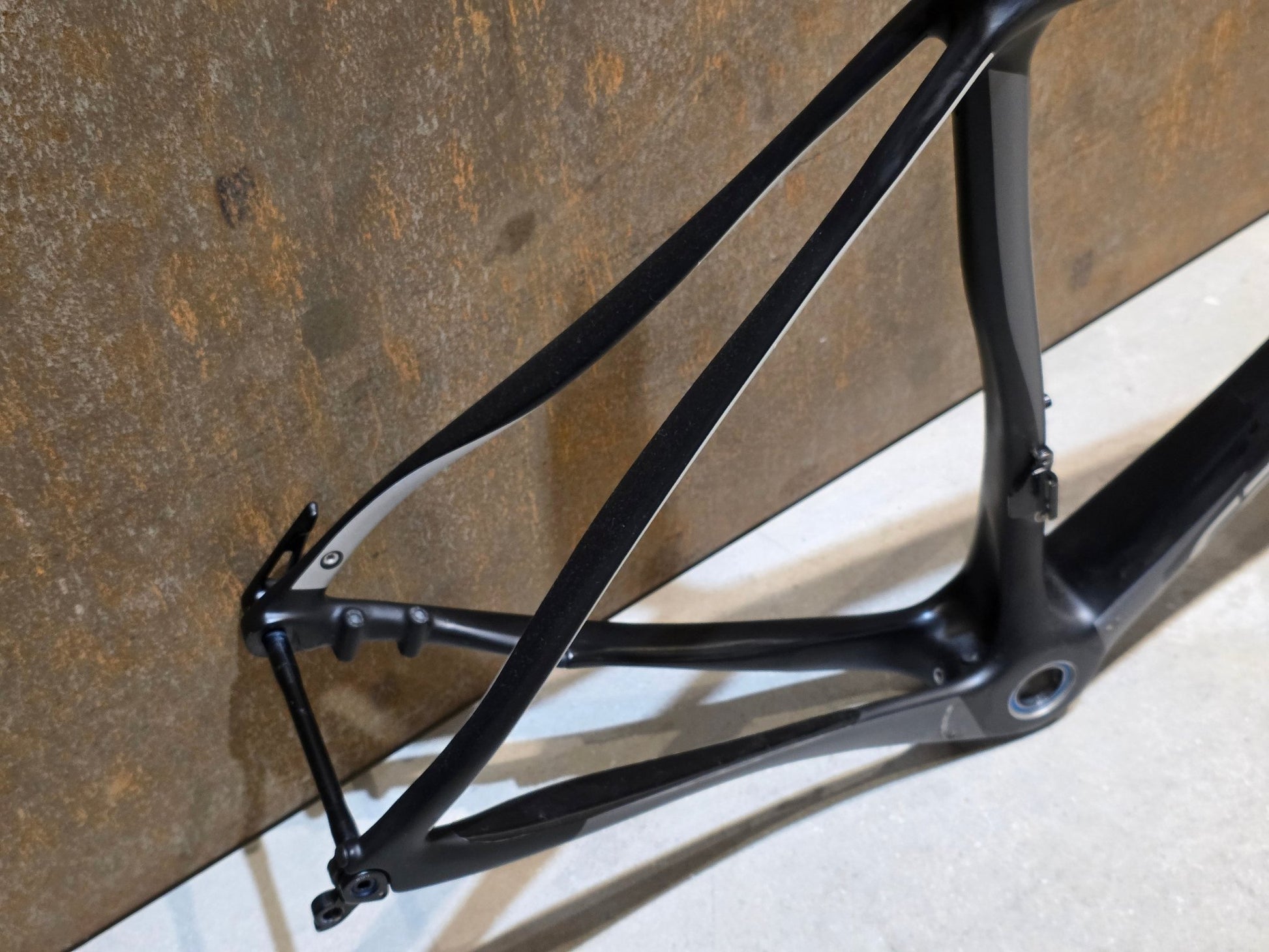 Rennradrahmen von Cannondale, CANNONDALE SYNAPSE CARBON / RAHMENSET / DISC / 51CM vor USEDBIKES - OB.DE Hintergrund