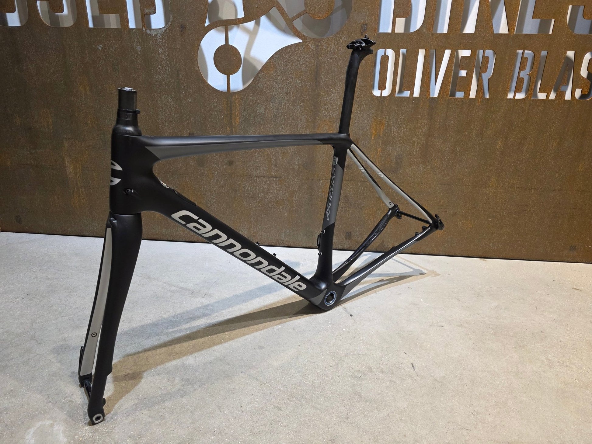 Rennradrahmen von Cannondale, CANNONDALE SYNAPSE CARBON / RAHMENSET / DISC / 51CM vor USEDBIKES - OB.DE Hintergrund