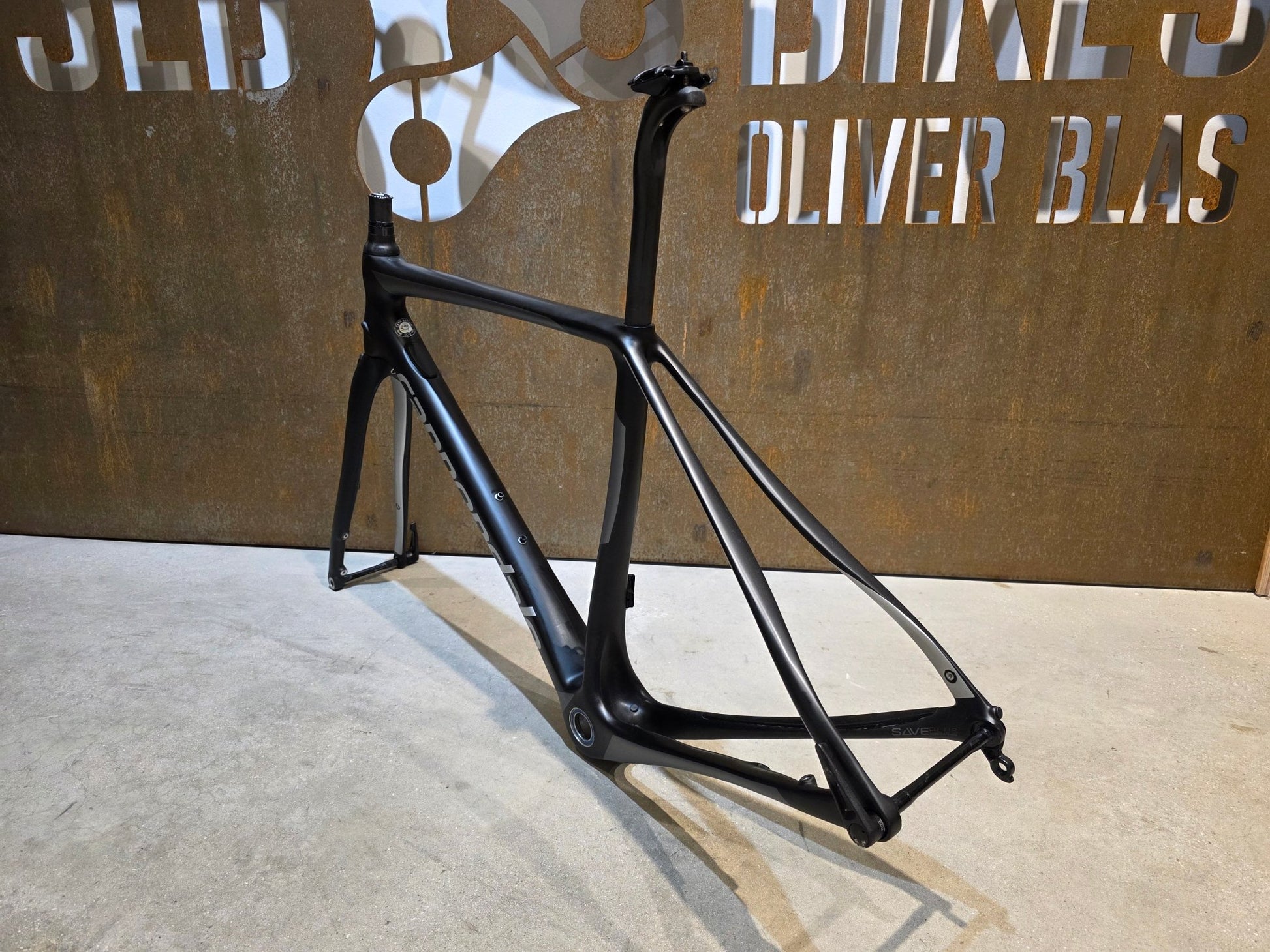 Rennradrahmen von Cannondale, CANNONDALE SYNAPSE CARBON / RAHMENSET / DISC / 51CM vor USEDBIKES - OB.DE Hintergrund