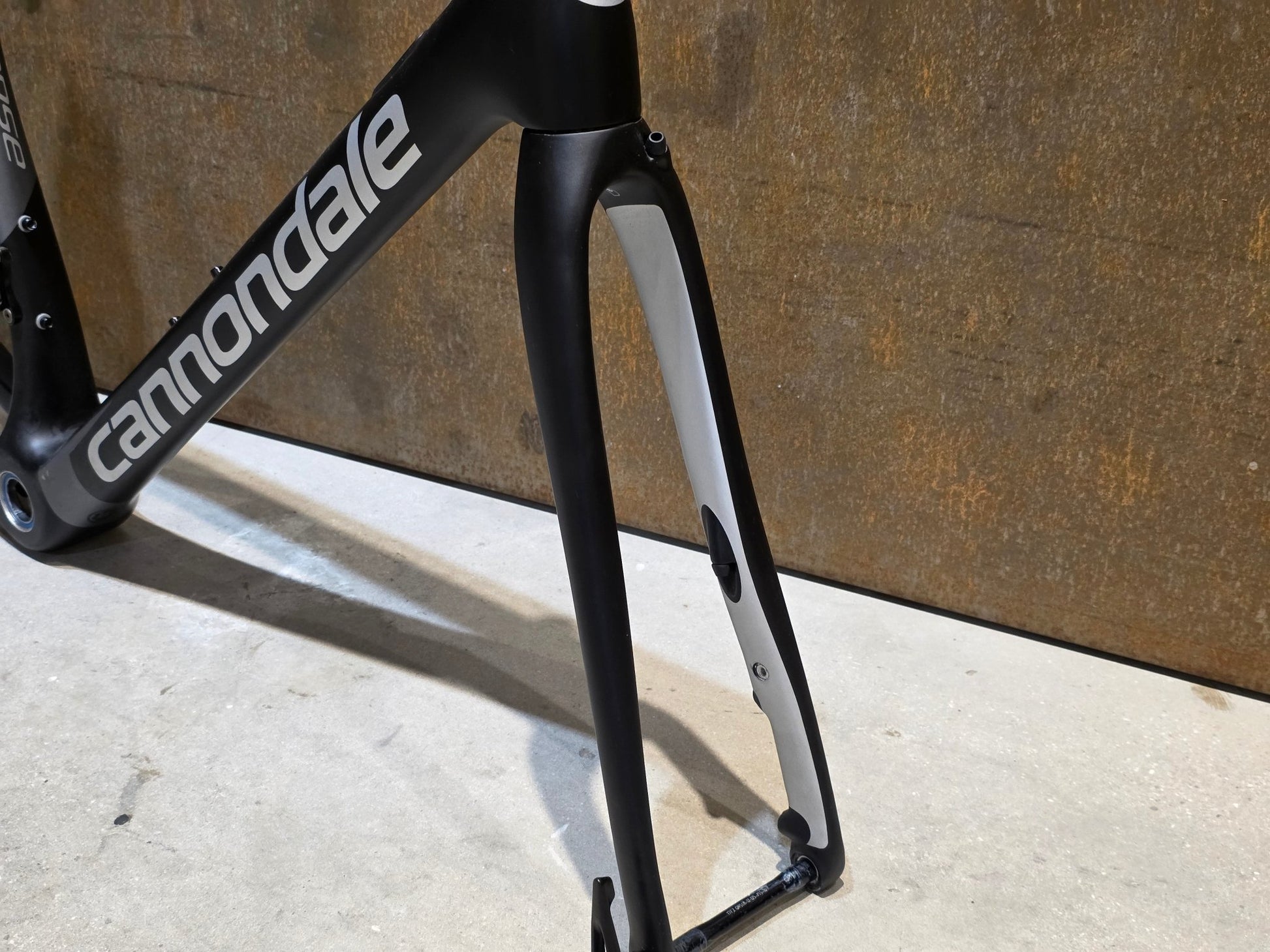 Rennradrahmen von Cannondale, CANNONDALE SYNAPSE CARBON / RAHMENSET / DISC / 51CM vor USEDBIKES - OB.DE Hintergrund