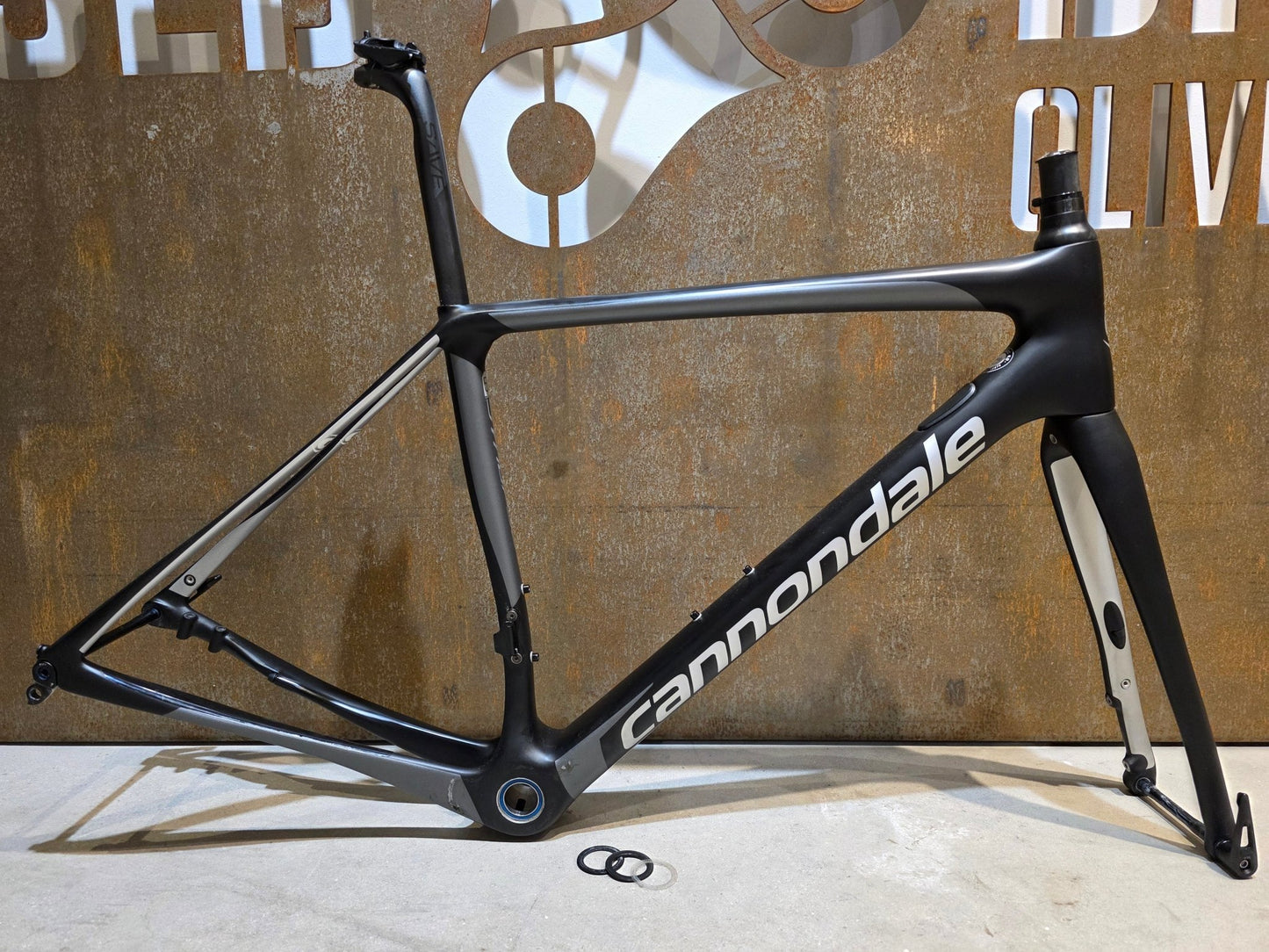 Rennradrahmen von Cannondale, CANNONDALE SYNAPSE CARBON / RAHMENSET / DISC / 51CM vor USEDBIKES - OB.DE Hintergrund