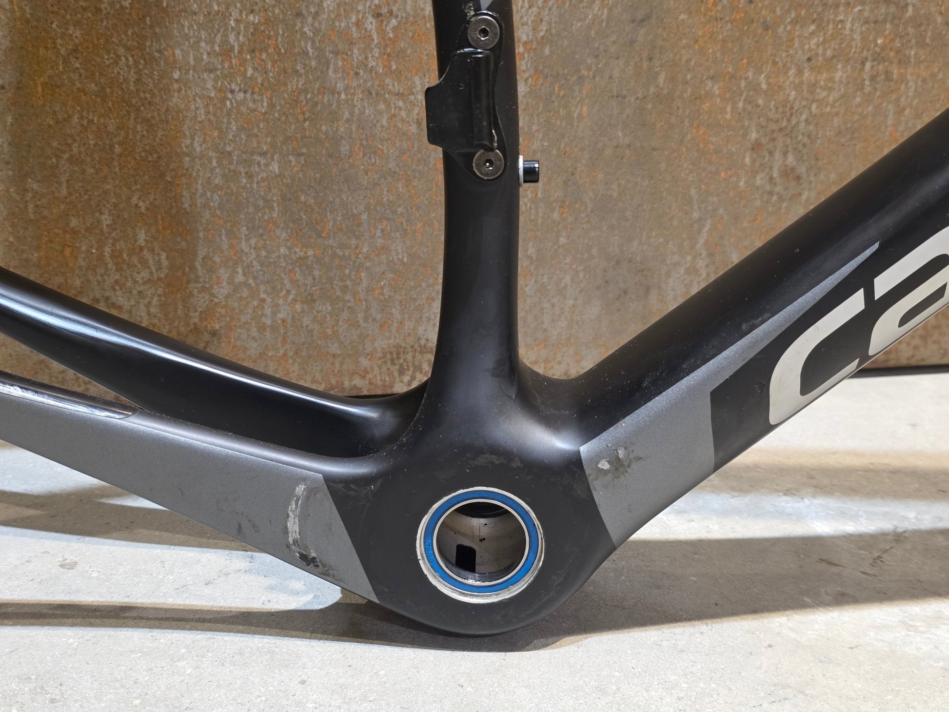 Rennradrahmen von Cannondale, CANNONDALE SYNAPSE CARBON / RAHMENSET / DISC / 51CM vor USEDBIKES - OB.DE Hintergrund