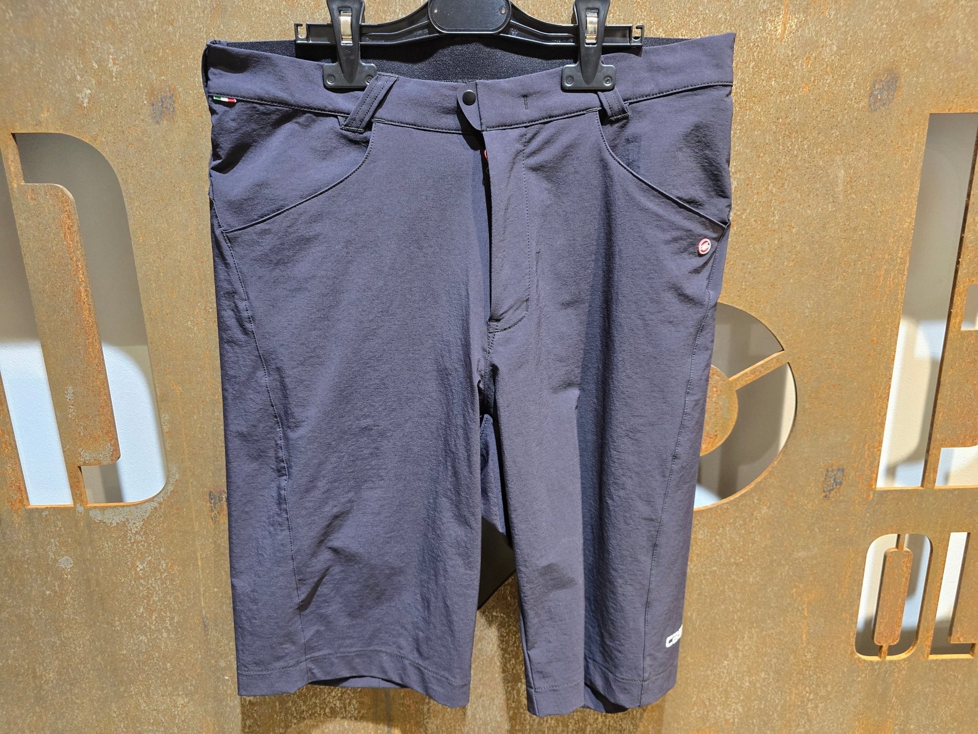 Hosen Herren von Poc, CASTELLI UNLIMITED BAGGY SHORTS / GRAVEL HOSE / HERREN in variant_title vor USEDBIKES - OB.DE Hintergrund