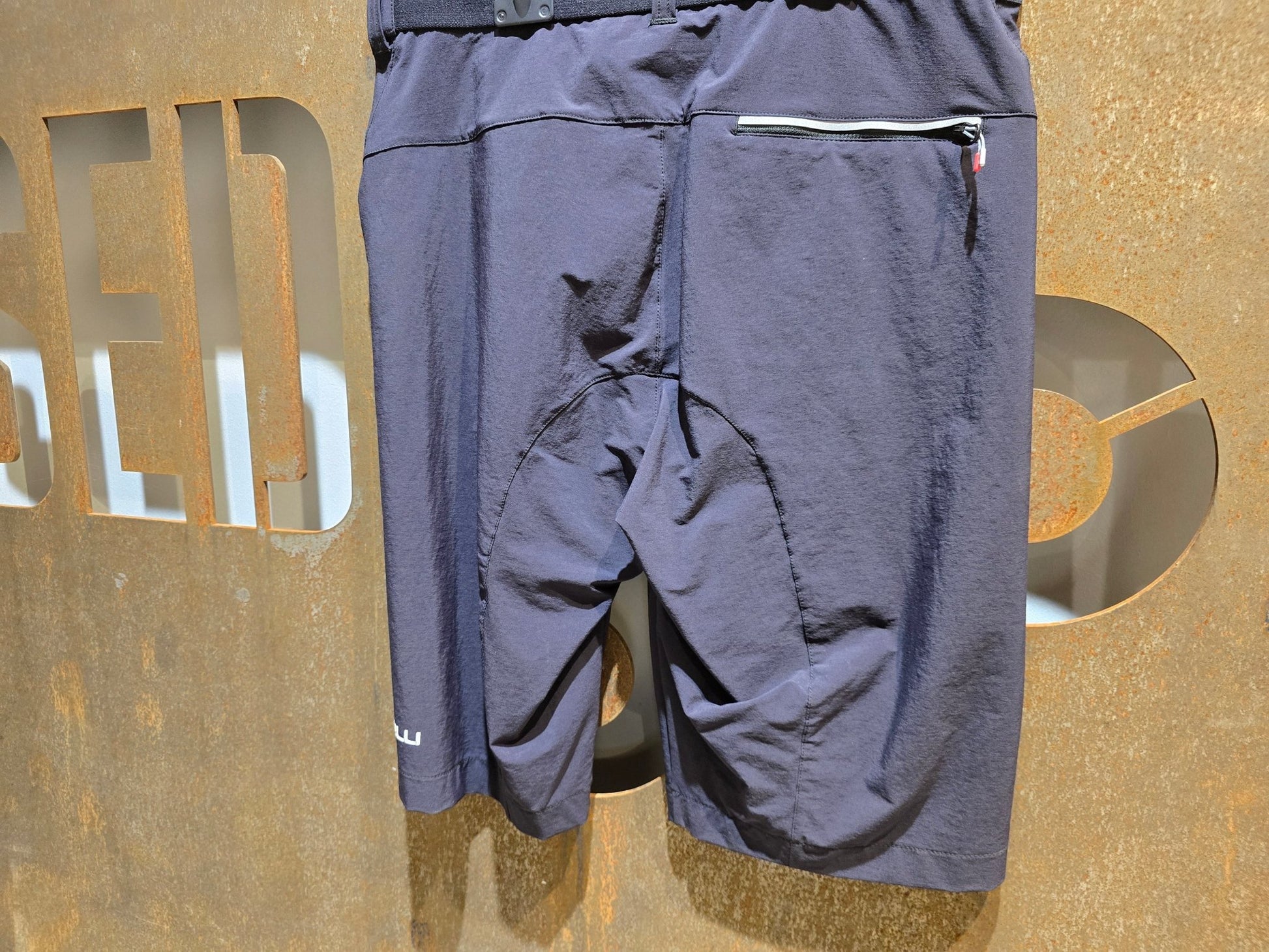 Hosen Herren von Poc, CASTELLI UNLIMITED BAGGY SHORTS / GRAVEL HOSE / HERREN in variant_title vor USEDBIKES - OB.DE Hintergrund