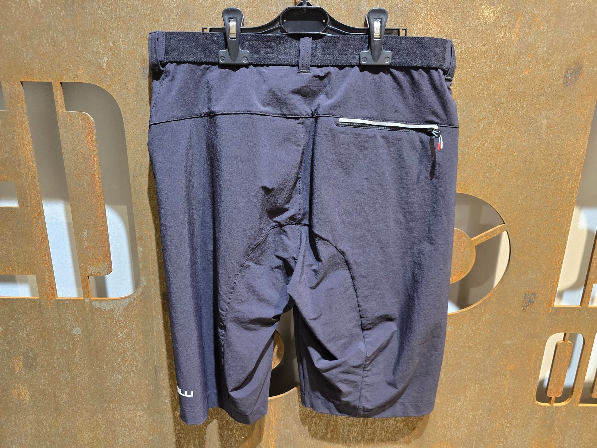 Hosen Herren von Poc, CASTELLI UNLIMITED BAGGY SHORTS / GRAVEL HOSE / HERREN in variant_title vor USEDBIKES - OB.DE Hintergrund