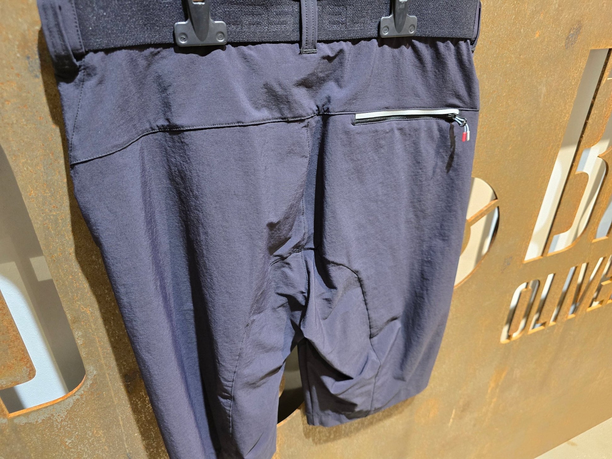 Hosen Herren von Poc, CASTELLI UNLIMITED BAGGY SHORTS / GRAVEL HOSE / HERREN in variant_title vor USEDBIKES - OB.DE Hintergrund