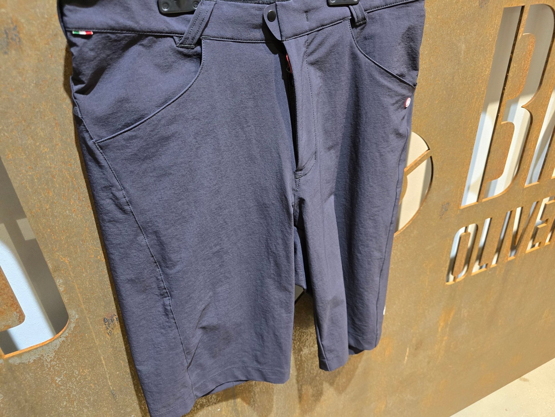 Hosen Herren von Poc, CASTELLI UNLIMITED BAGGY SHORTS / GRAVEL HOSE / HERREN in variant_title vor USEDBIKES - OB.DE Hintergrund