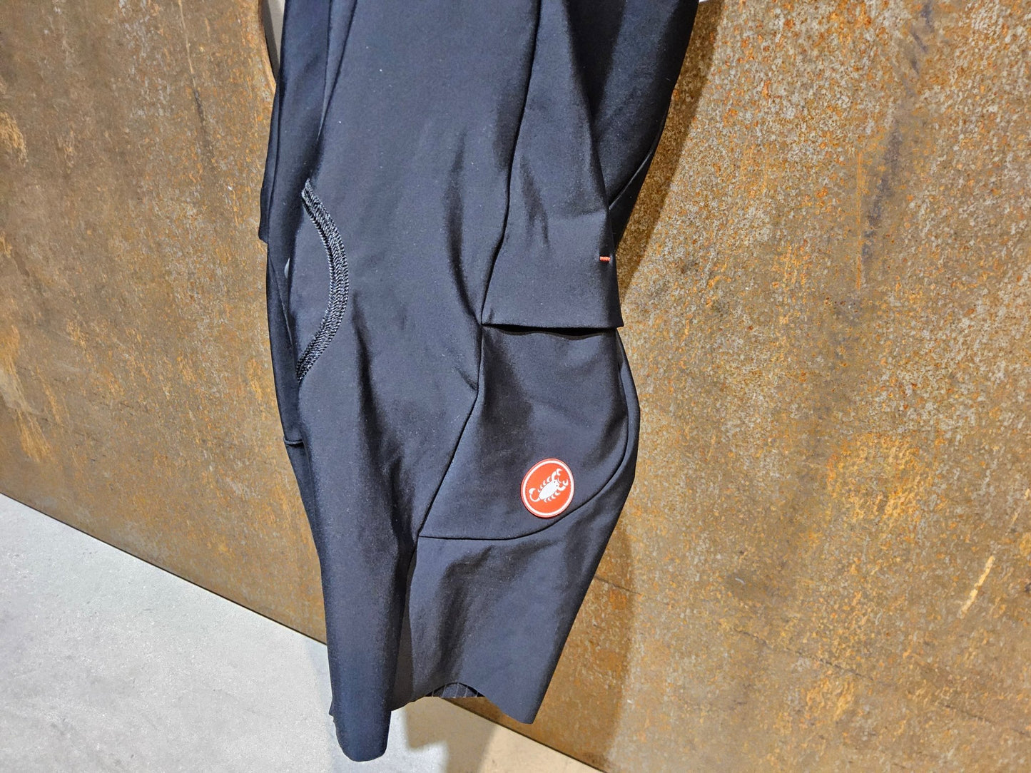 Hosen Damen von Castelli, CASTELLI UNLIMITED W BIBSHORT / DAMEN / HOSE KURZ / BLACK in variant_title vor USEDBIKES - OB.DE Hintergrund